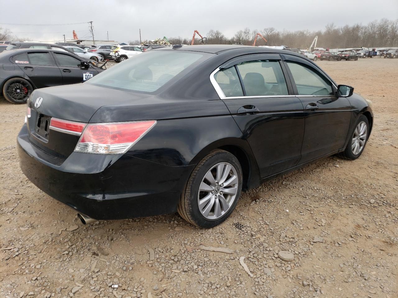 Photo 2 VIN: 1HGCP2F89BA062318 - HONDA ACCORD 