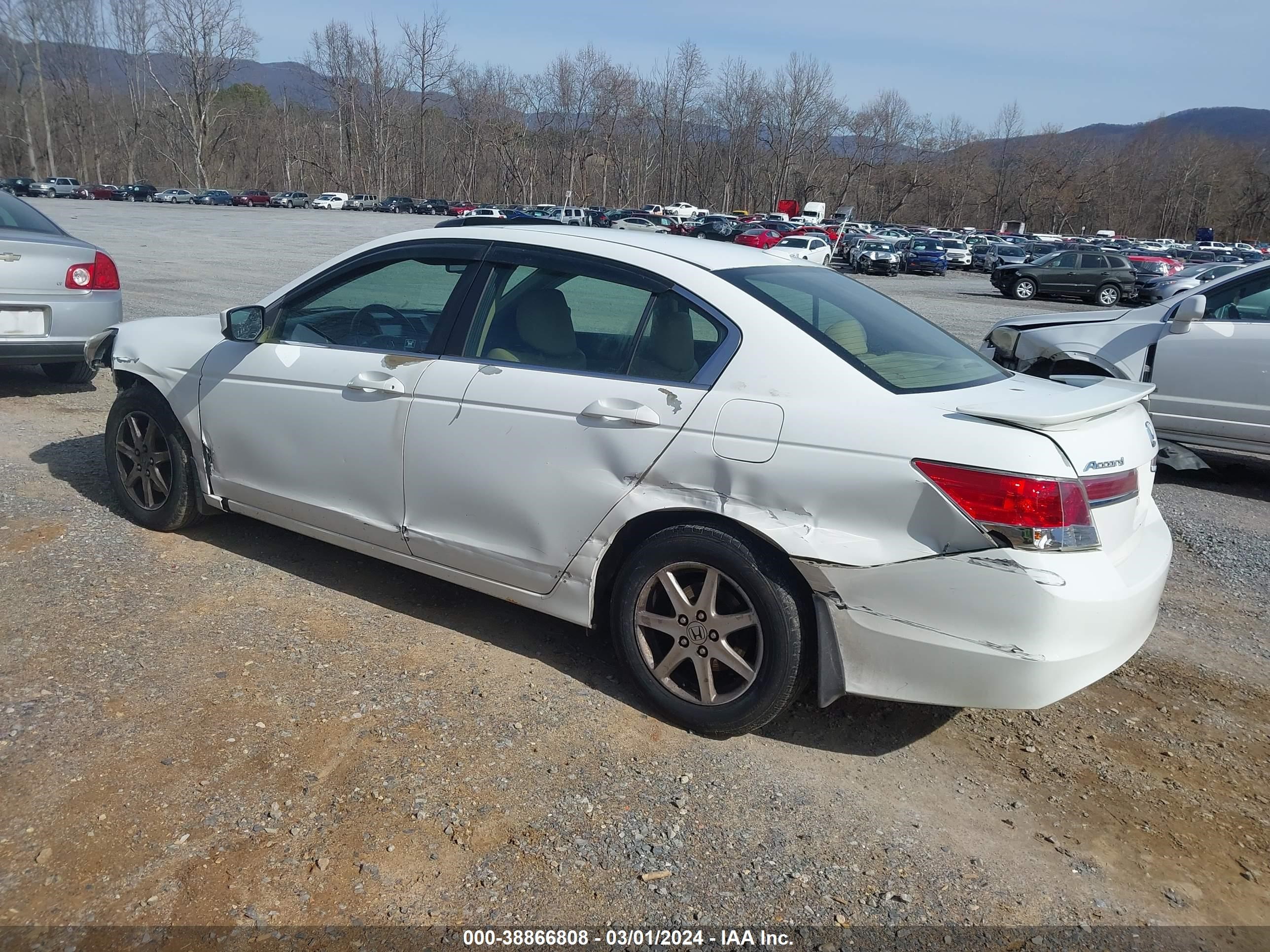 Photo 2 VIN: 1HGCP2F89BA086926 - HONDA ACCORD 