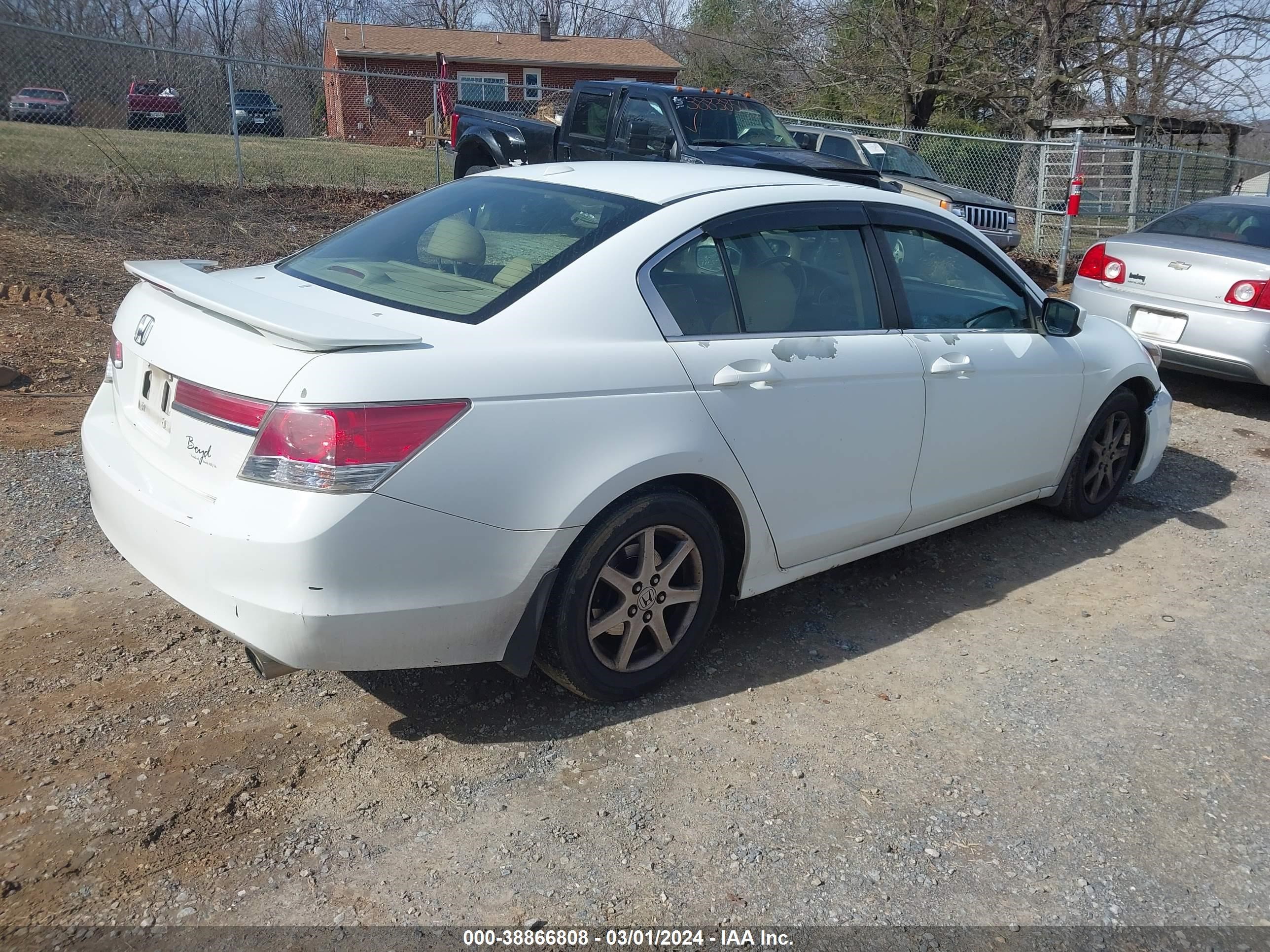 Photo 3 VIN: 1HGCP2F89BA086926 - HONDA ACCORD 