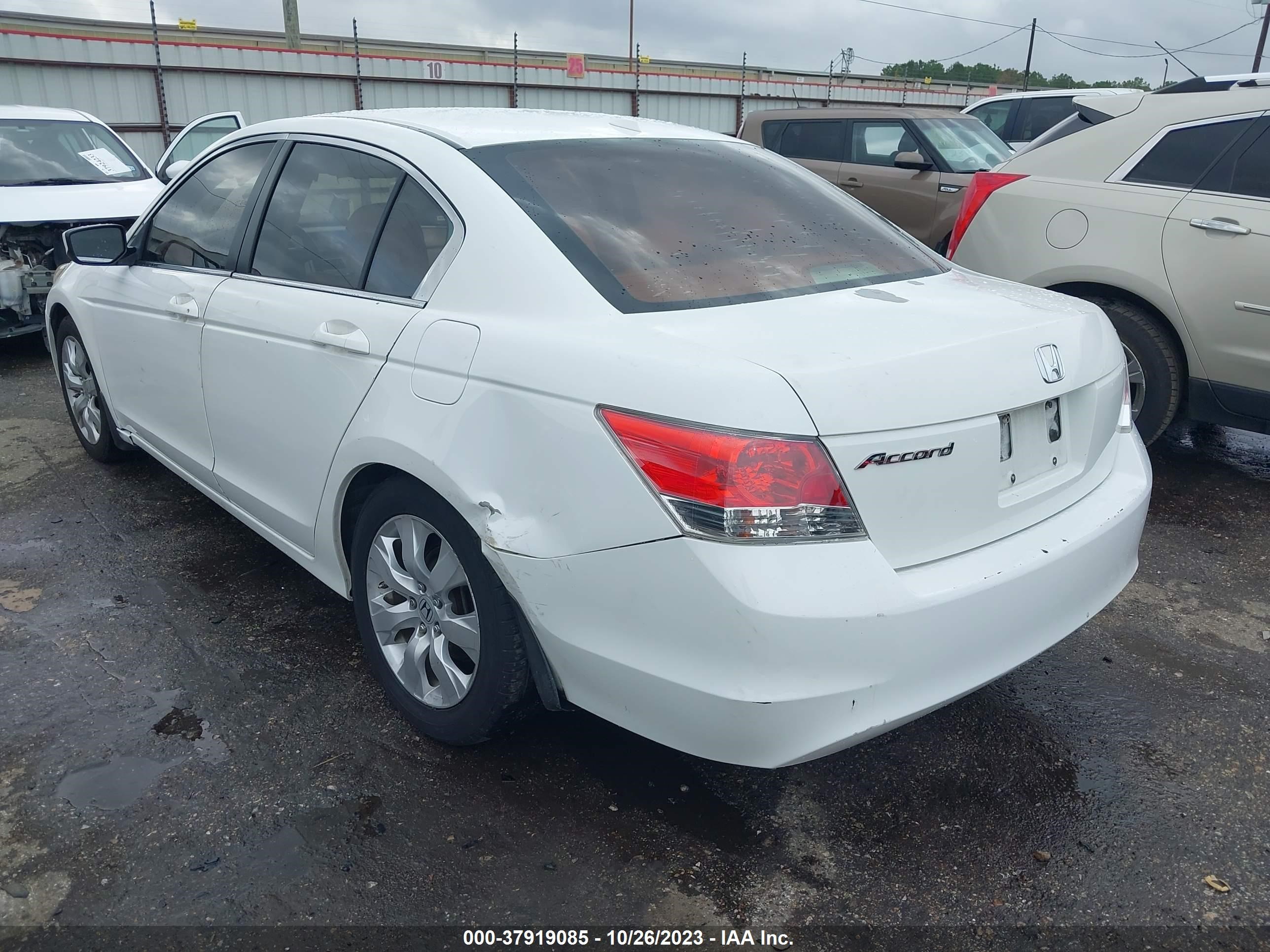 Photo 2 VIN: 1HGCP2F8XAA020108 - HONDA ACCORD 