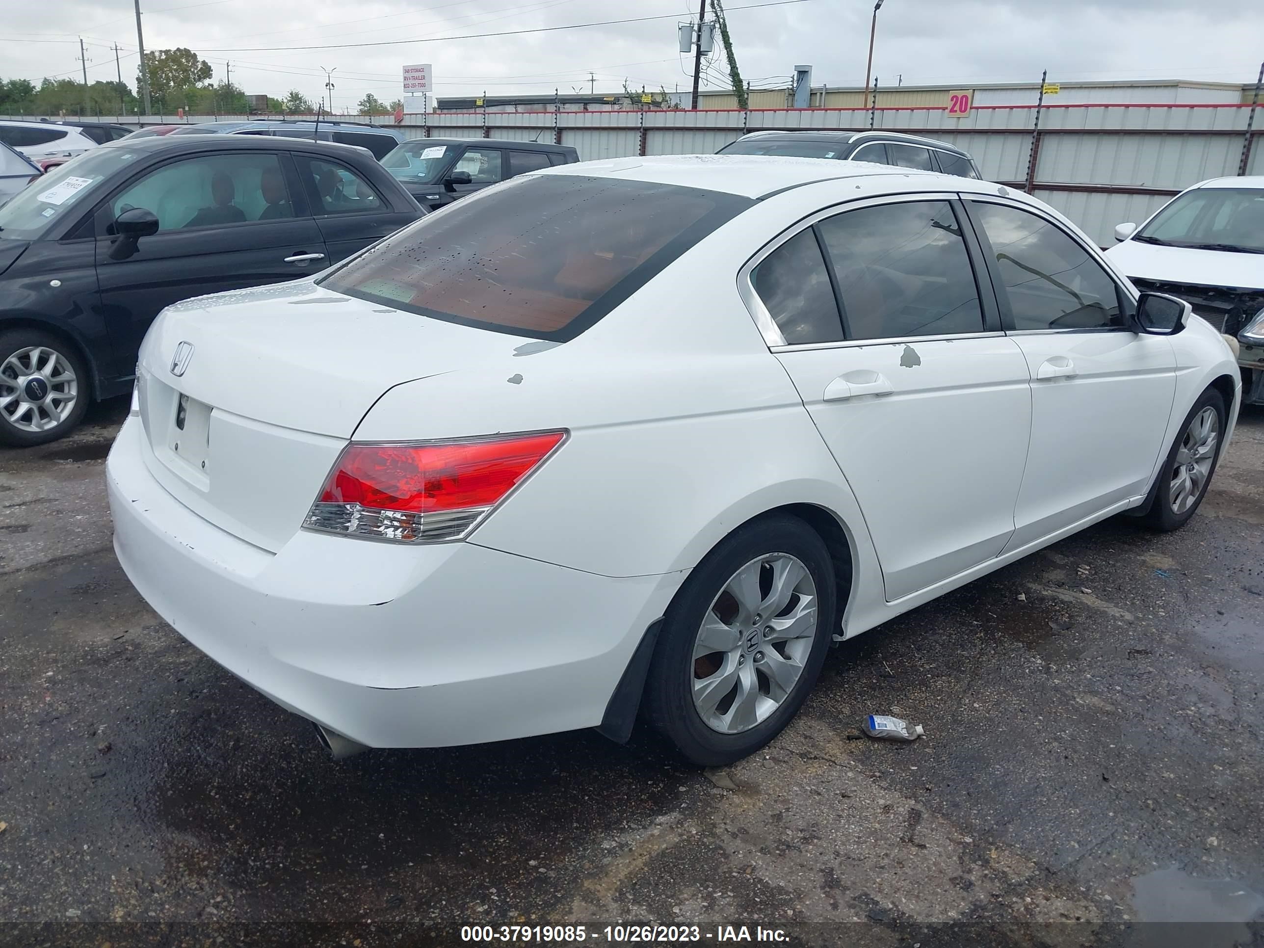 Photo 3 VIN: 1HGCP2F8XAA020108 - HONDA ACCORD 