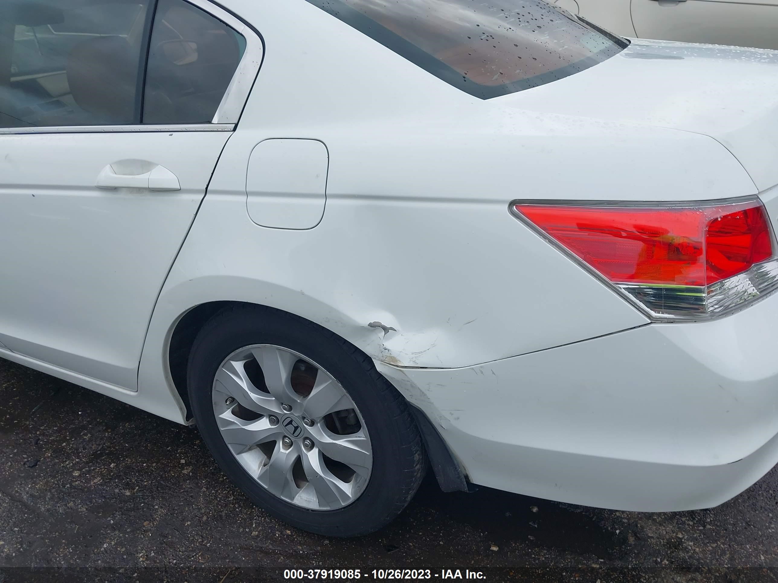 Photo 5 VIN: 1HGCP2F8XAA020108 - HONDA ACCORD 