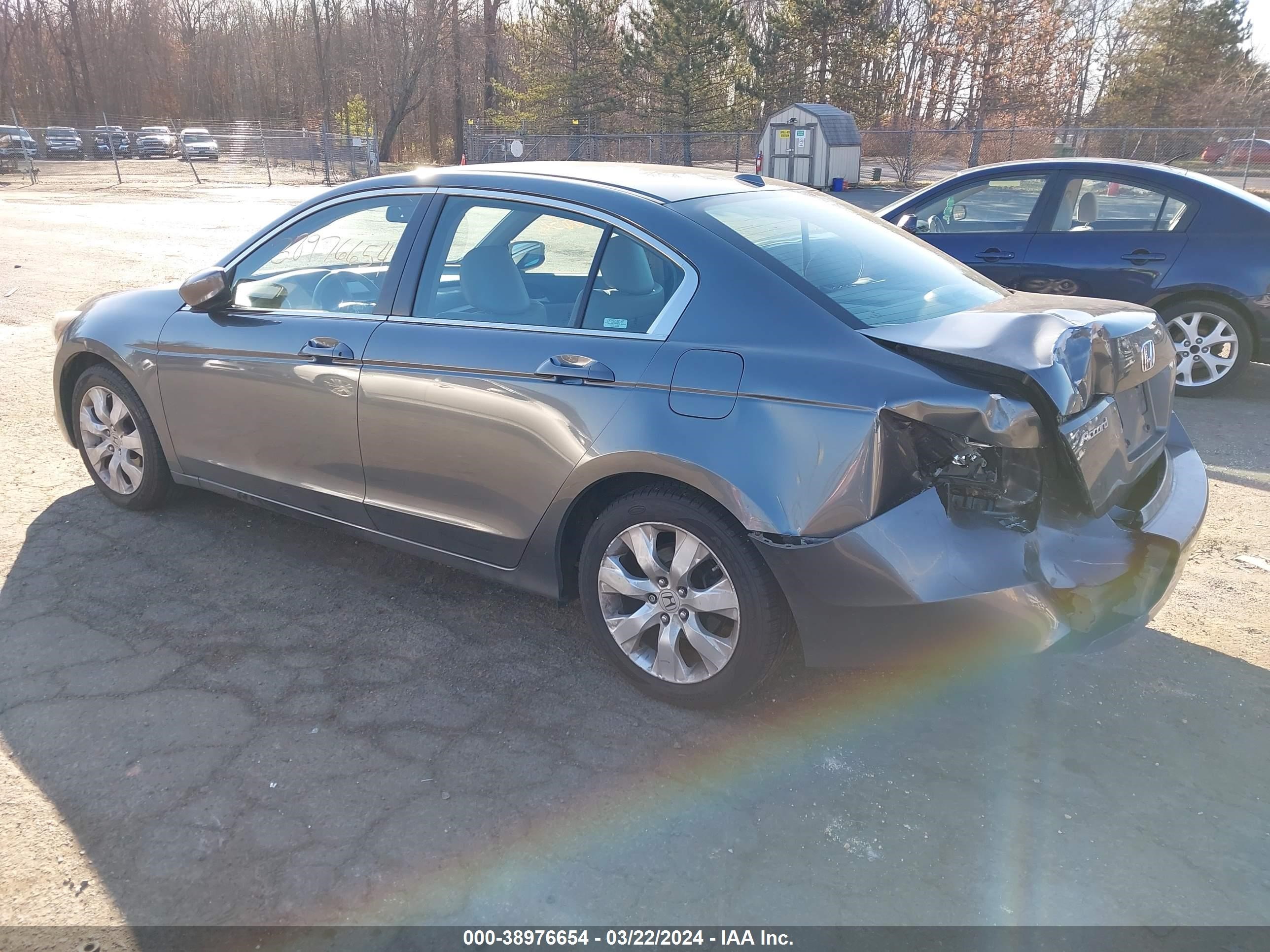 Photo 2 VIN: 1HGCP2F8XAA046935 - HONDA ACCORD 