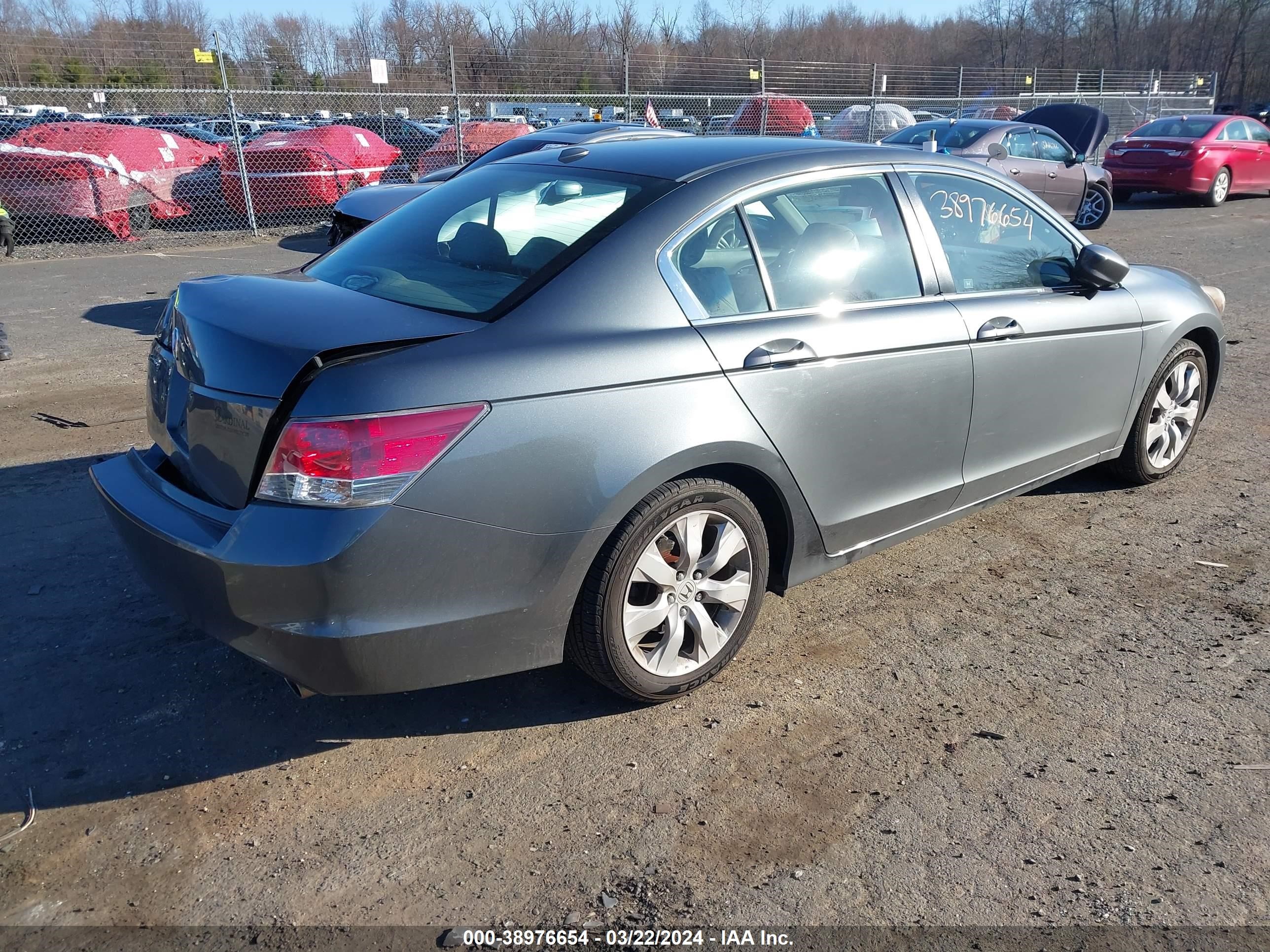 Photo 3 VIN: 1HGCP2F8XAA046935 - HONDA ACCORD 