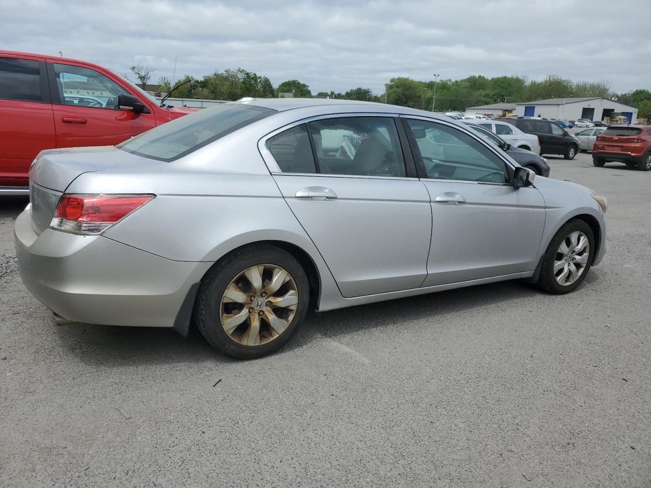 Photo 2 VIN: 1HGCP2F8XAA173507 - HONDA ACCORD 