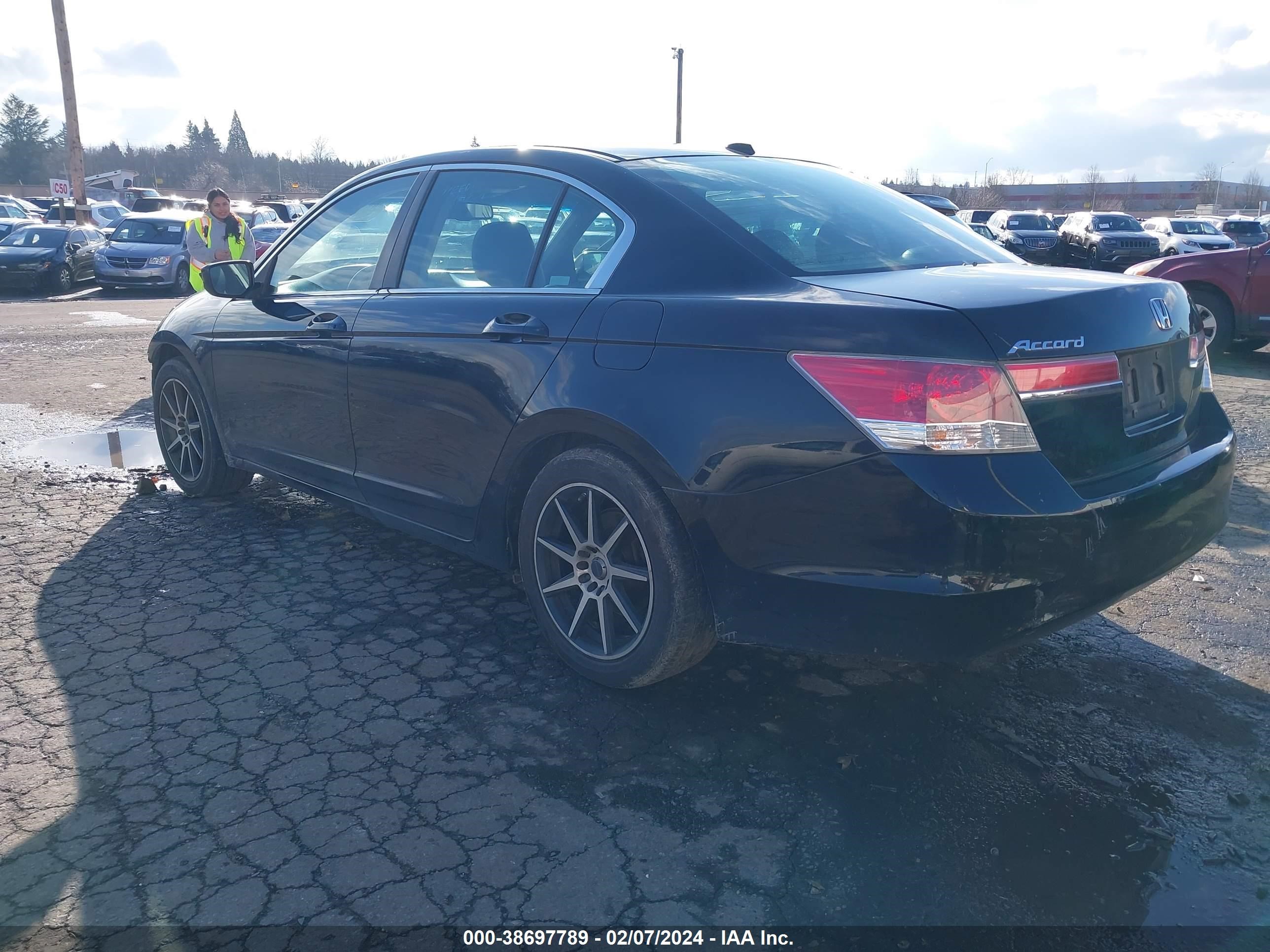 Photo 2 VIN: 1HGCP2F8XCA066587 - HONDA ACCORD 