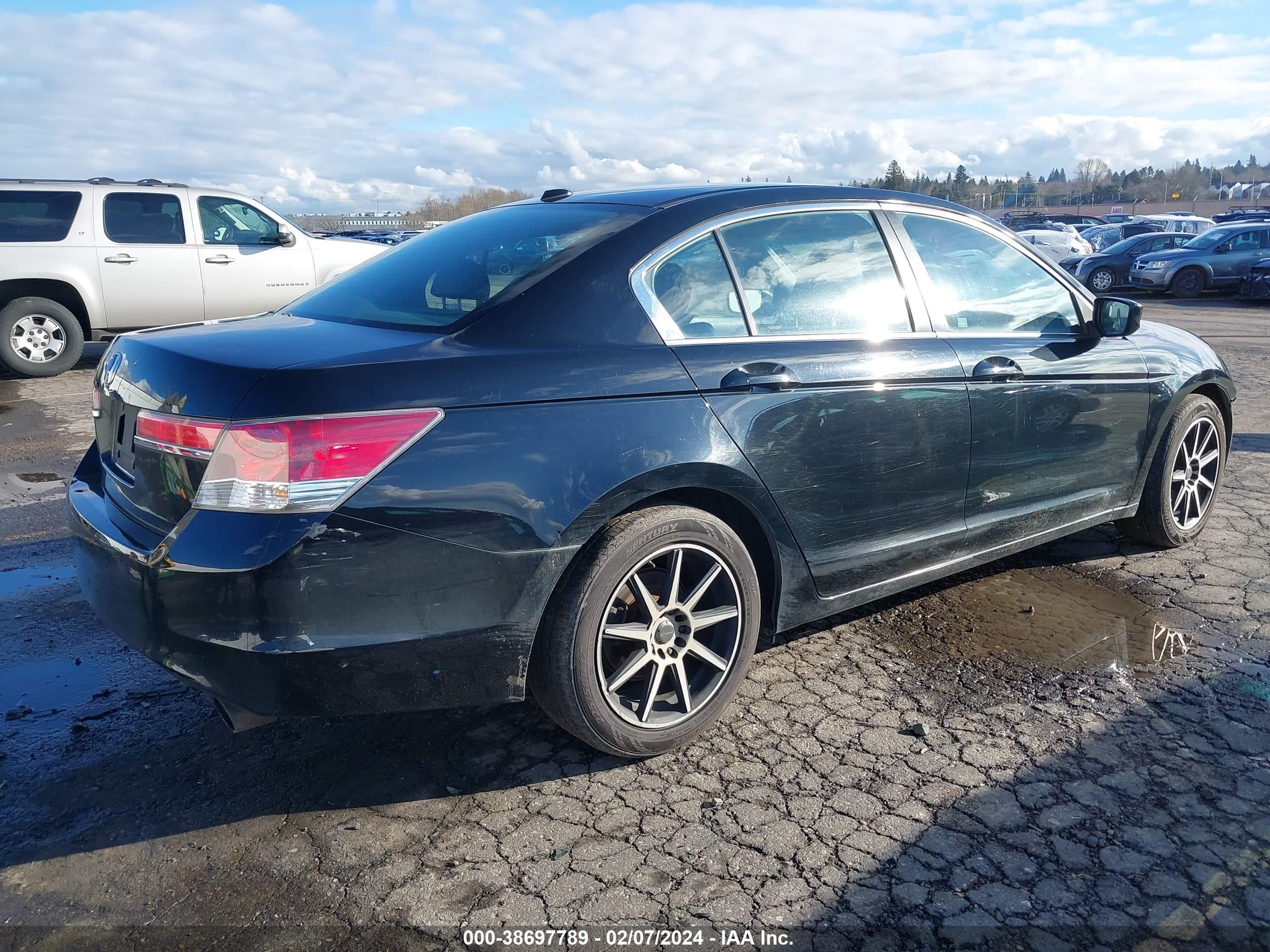 Photo 3 VIN: 1HGCP2F8XCA066587 - HONDA ACCORD 