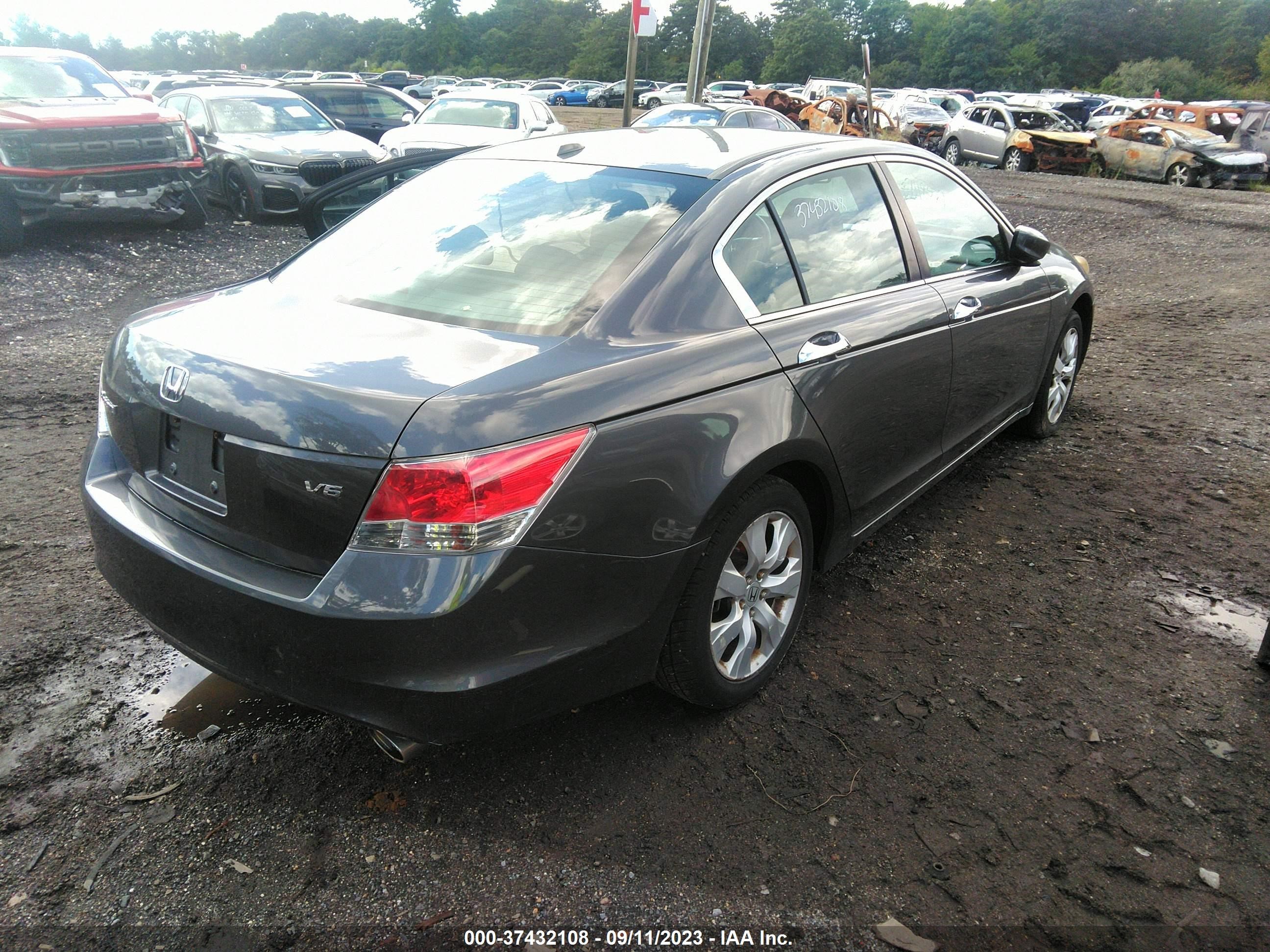 Photo 3 VIN: 1HGCP36808A050105 - HONDA ACCORD 