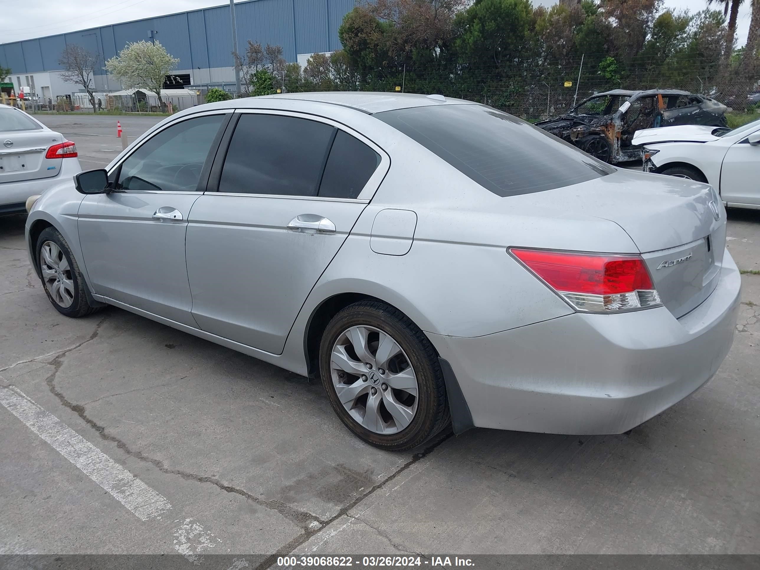 Photo 2 VIN: 1HGCP36828A020250 - HONDA ACCORD 