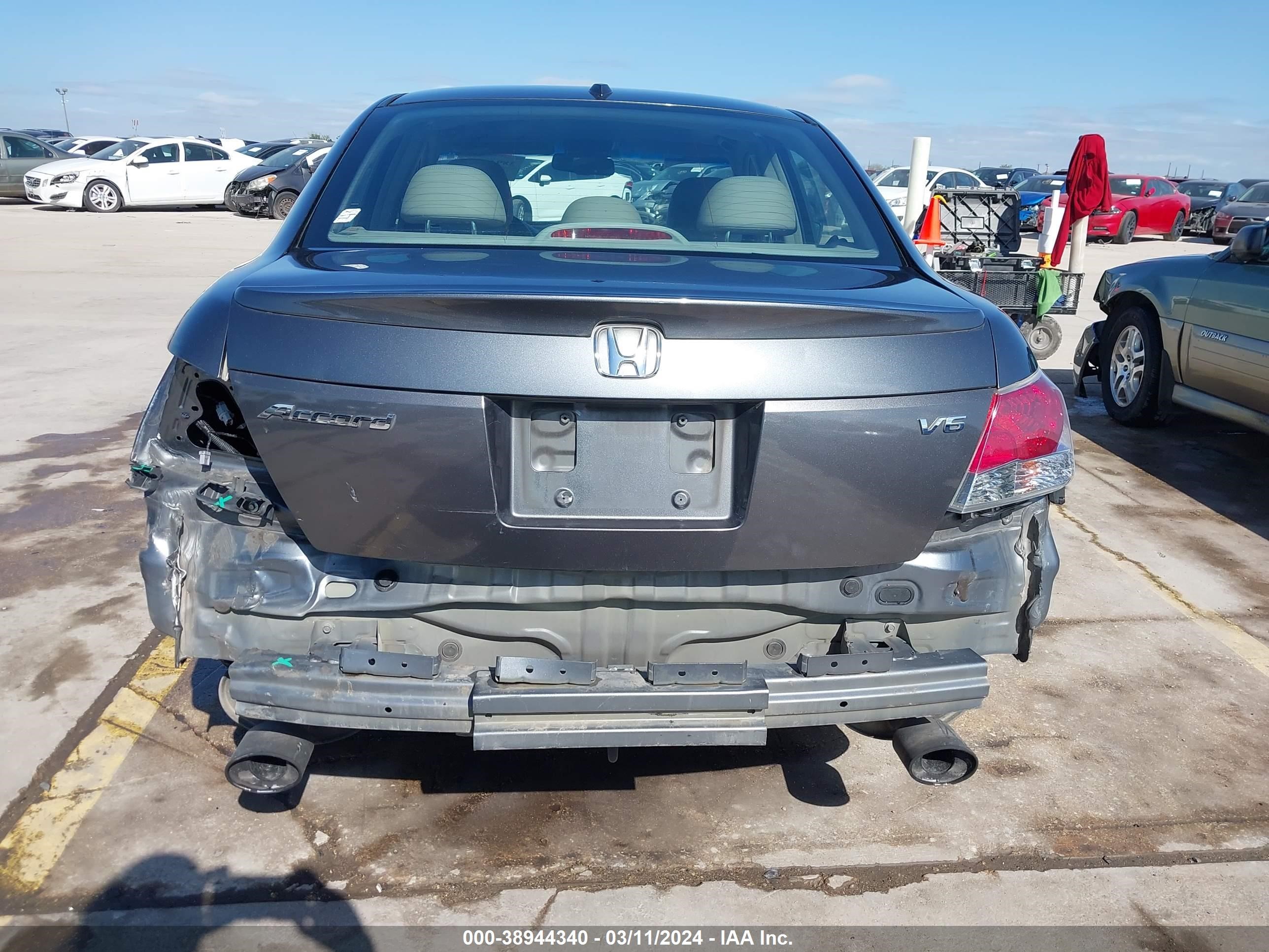 Photo 16 VIN: 1HGCP36828A058352 - HONDA ACCORD 