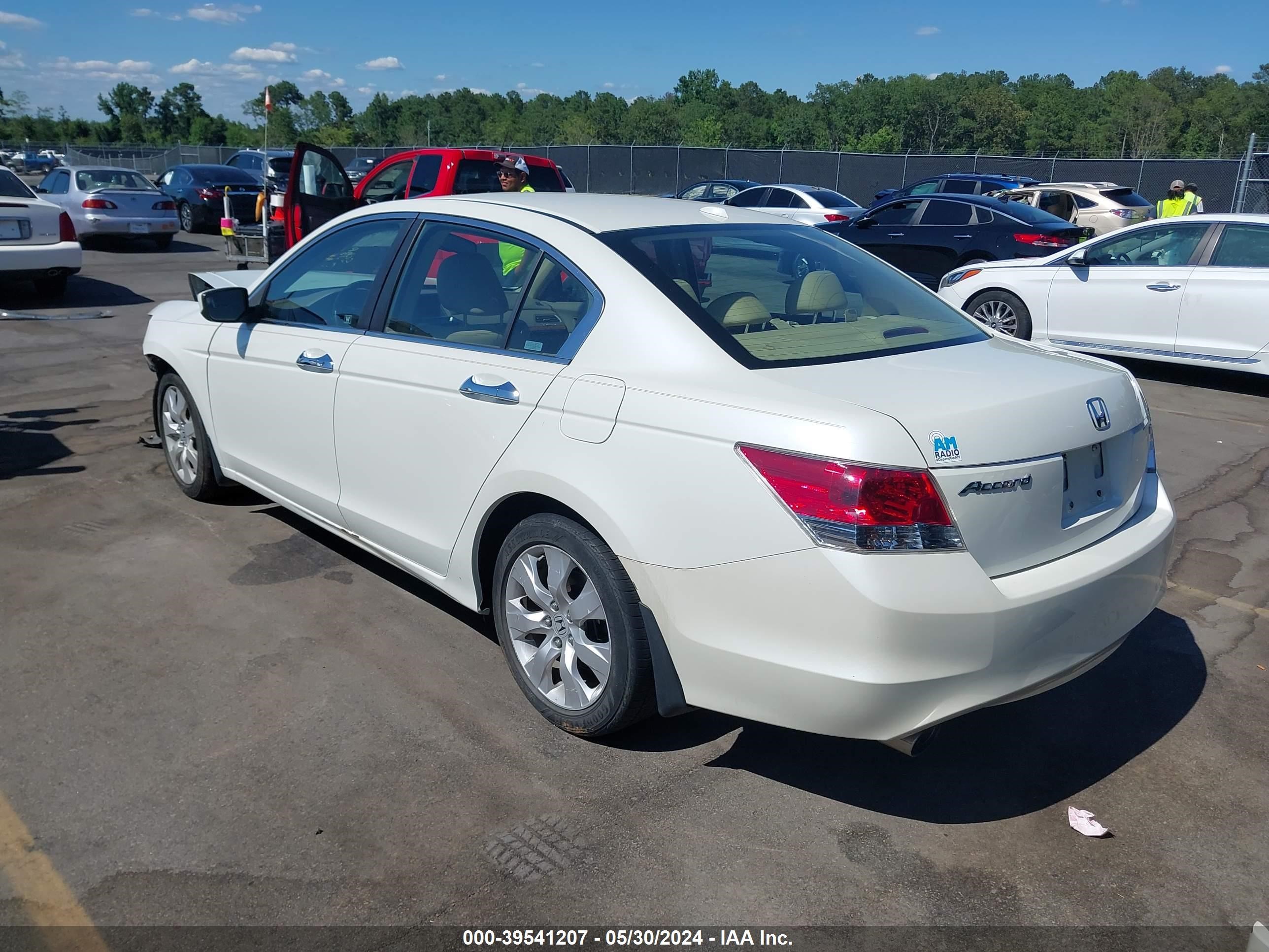 Photo 2 VIN: 1HGCP36828A066032 - HONDA ACCORD 