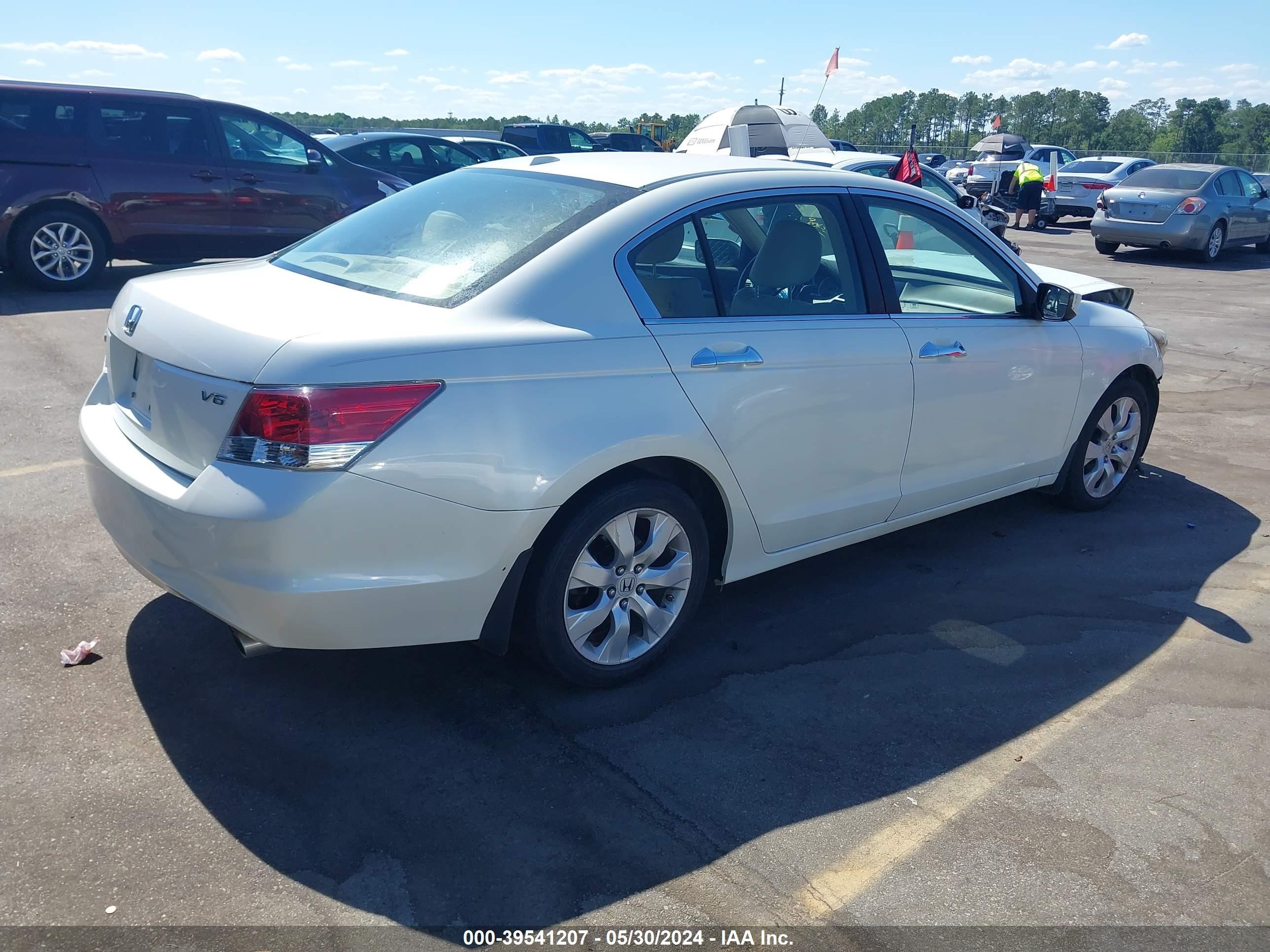 Photo 3 VIN: 1HGCP36828A066032 - HONDA ACCORD 