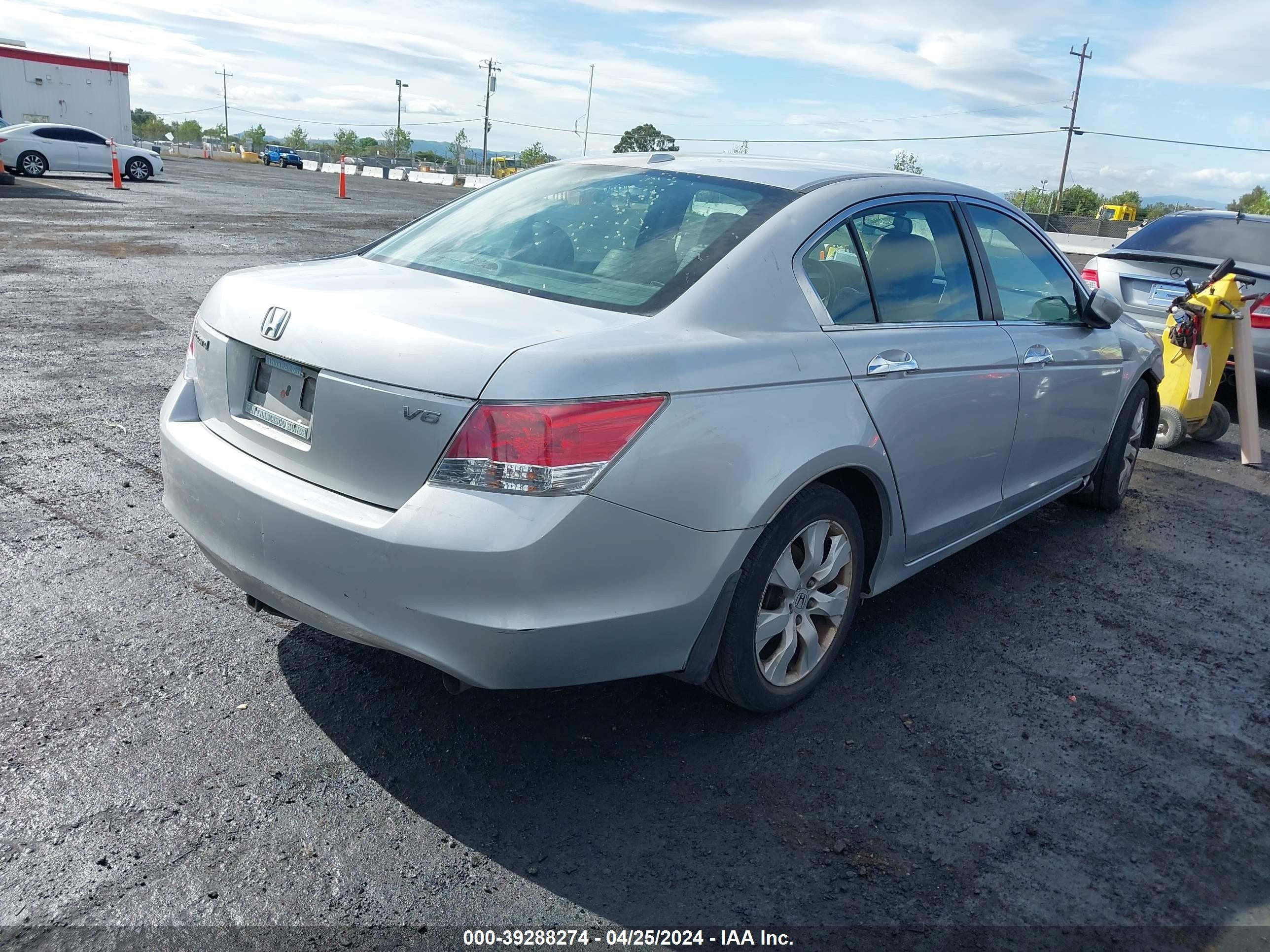 Photo 3 VIN: 1HGCP36848A035736 - HONDA ACCORD 