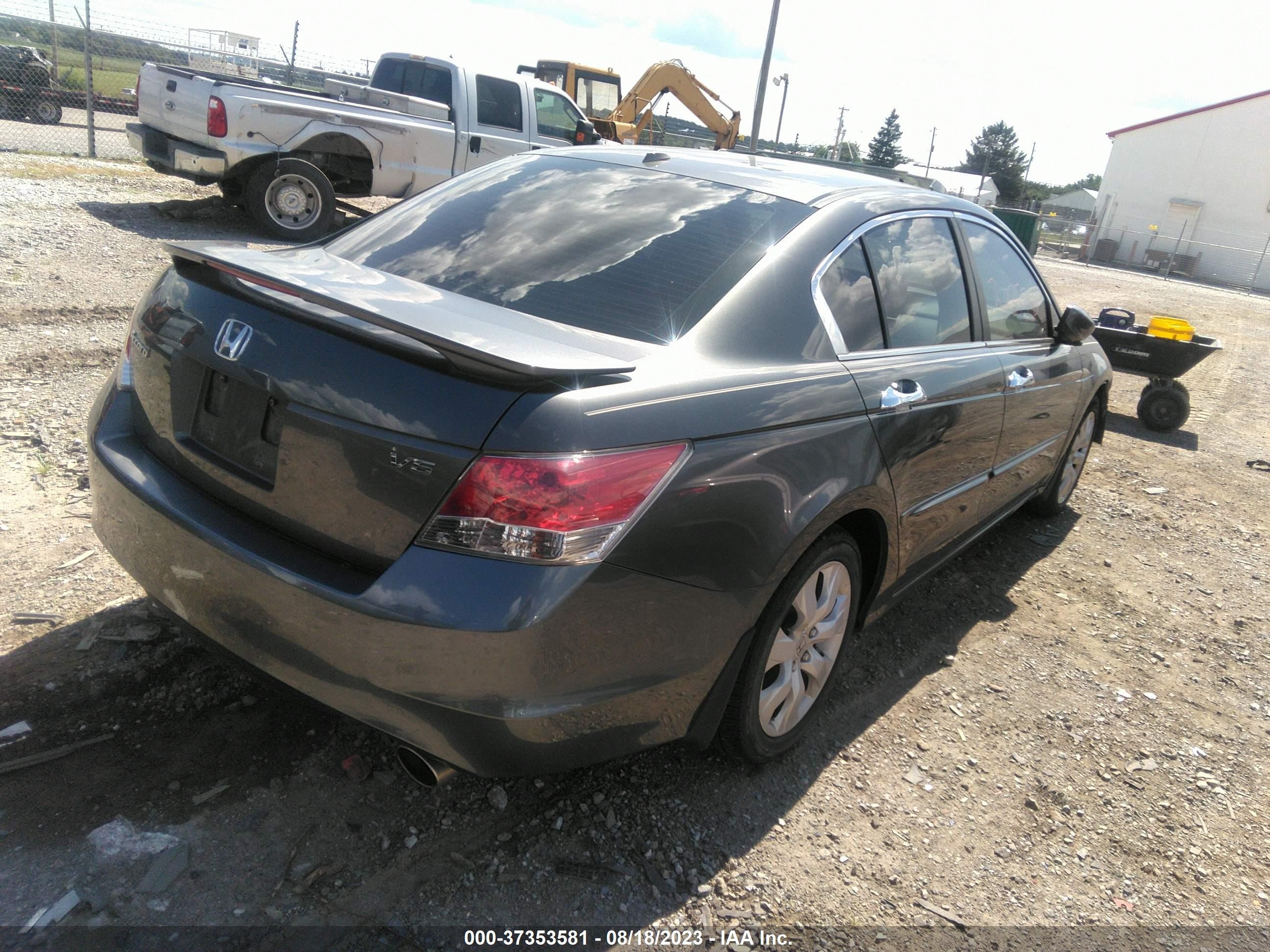 Photo 3 VIN: 1HGCP36888A000746 - HONDA ACCORD 