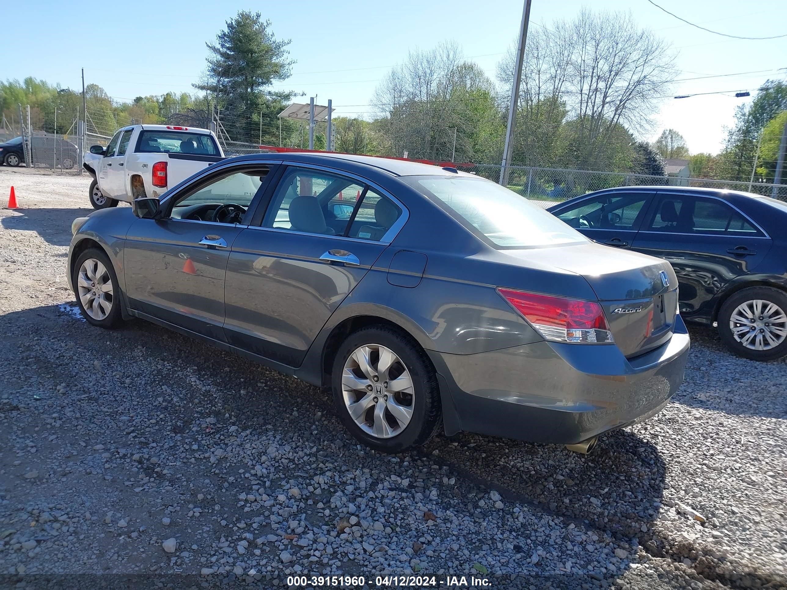 Photo 2 VIN: 1HGCP36889A002272 - HONDA ACCORD 