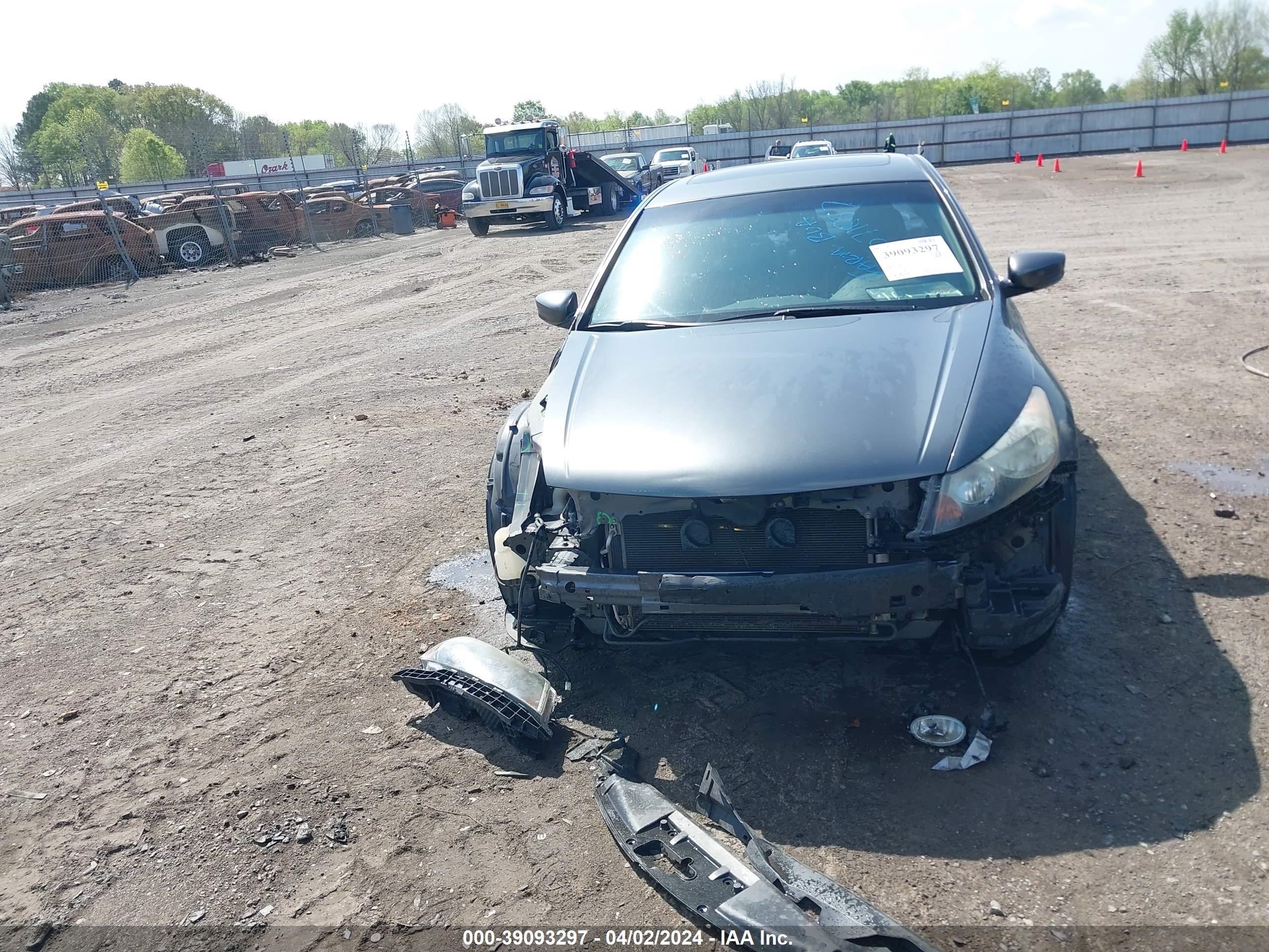 Photo 12 VIN: 1HGCP36898A012727 - HONDA ACCORD 