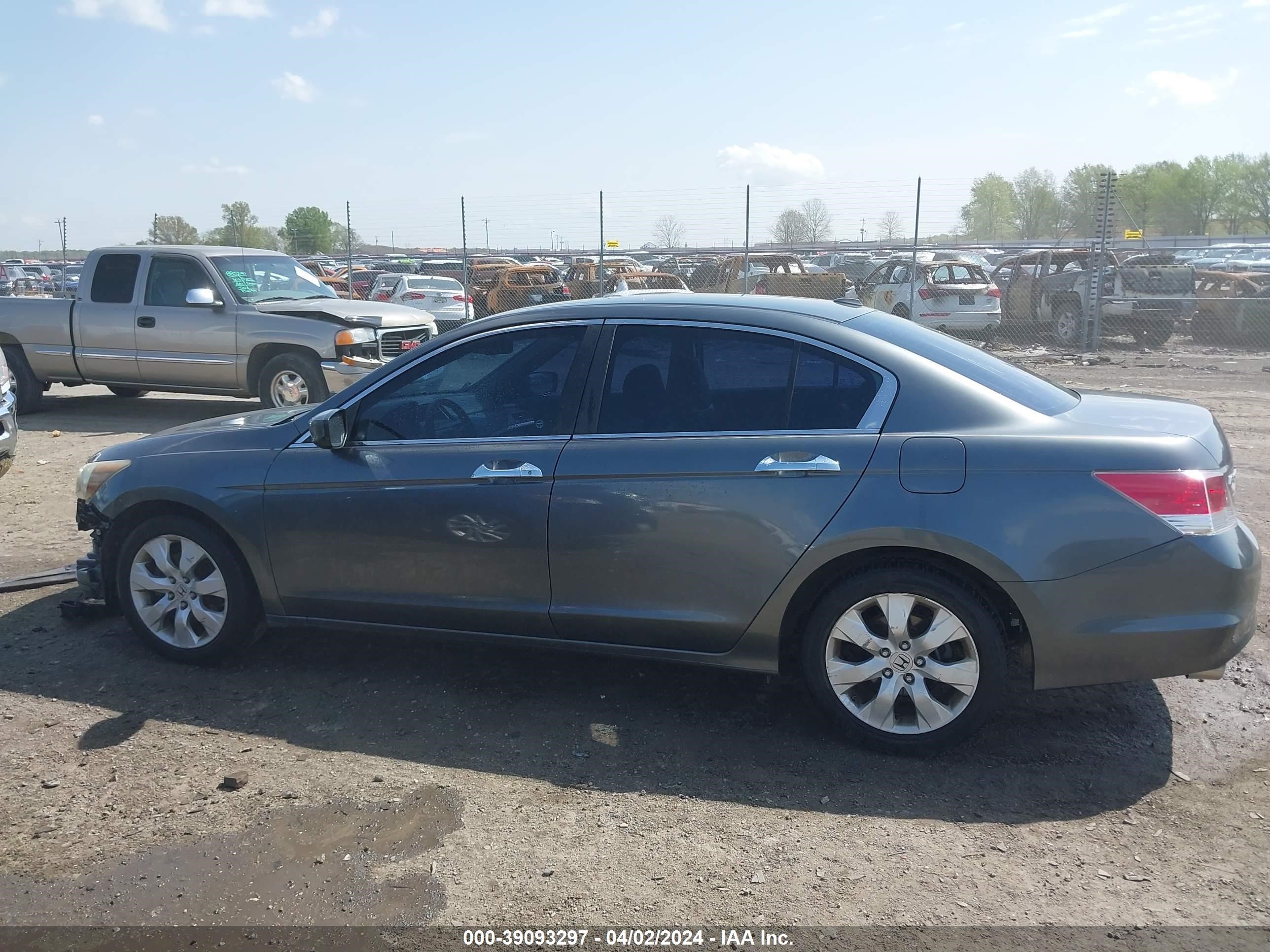 Photo 14 VIN: 1HGCP36898A012727 - HONDA ACCORD 