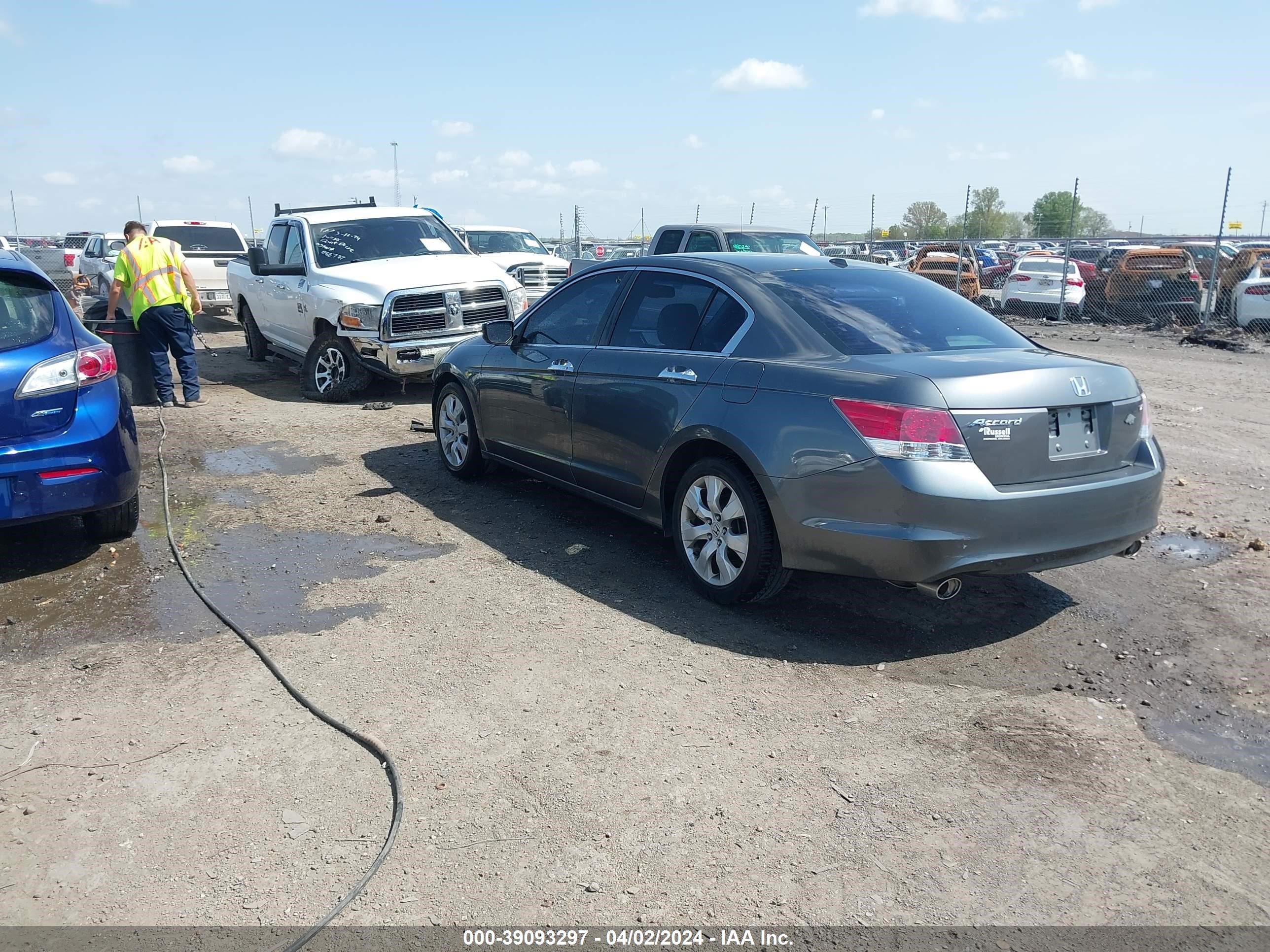 Photo 2 VIN: 1HGCP36898A012727 - HONDA ACCORD 