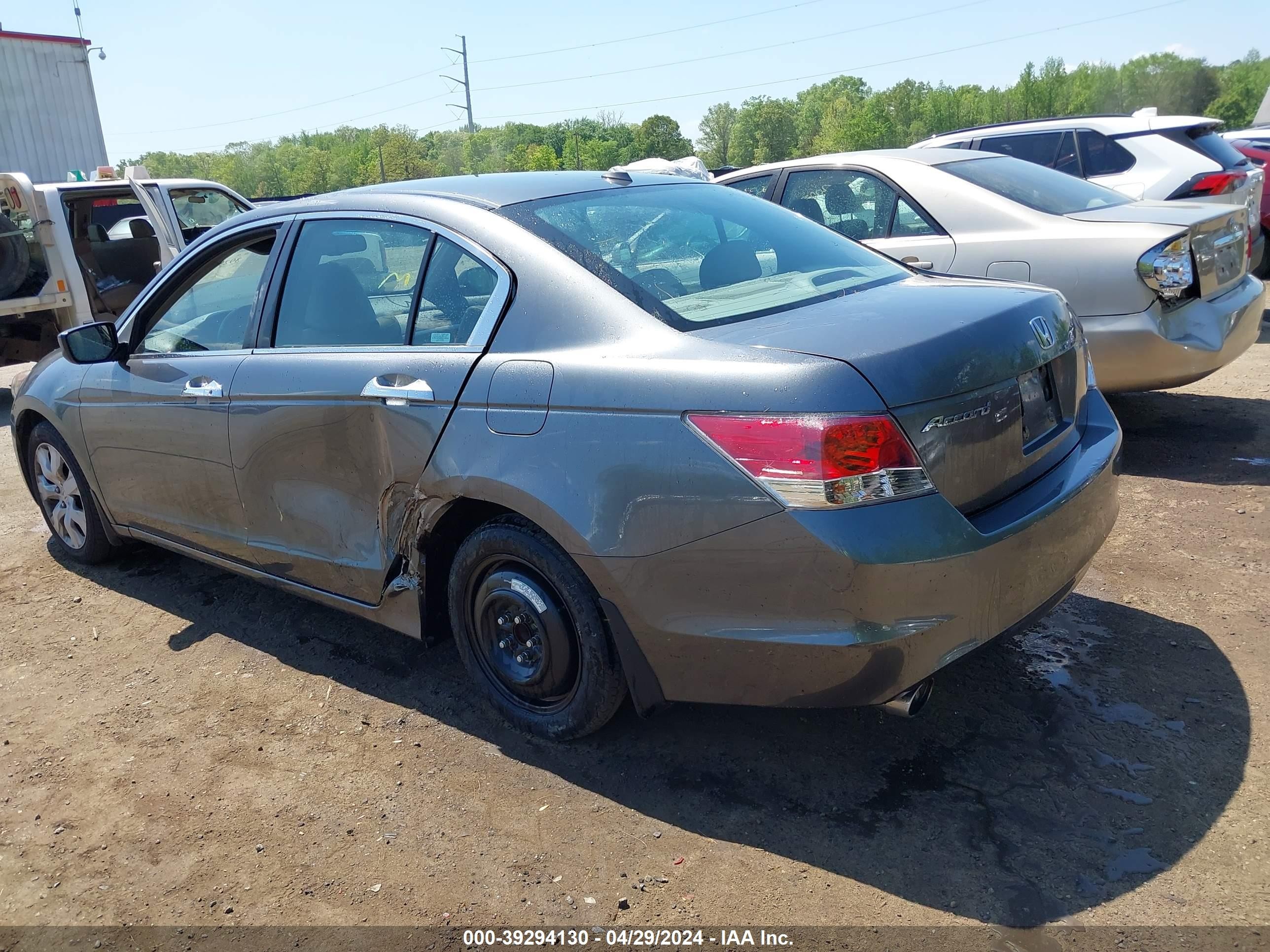 Photo 2 VIN: 1HGCP36898A082051 - HONDA ACCORD 