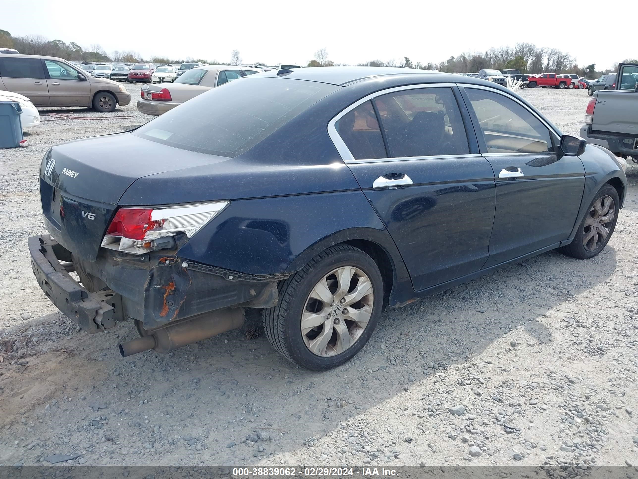 Photo 3 VIN: 1HGCP368X8A022165 - HONDA ACCORD 