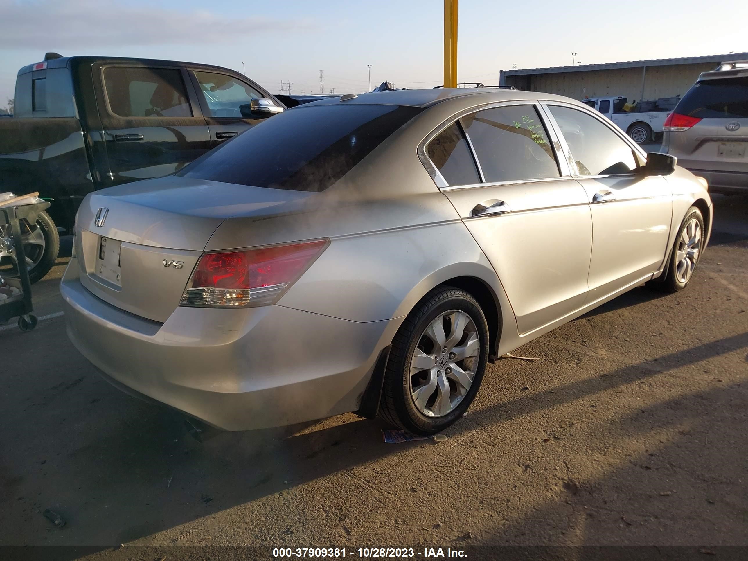 Photo 3 VIN: 1HGCP368X8A032470 - HONDA ACCORD 