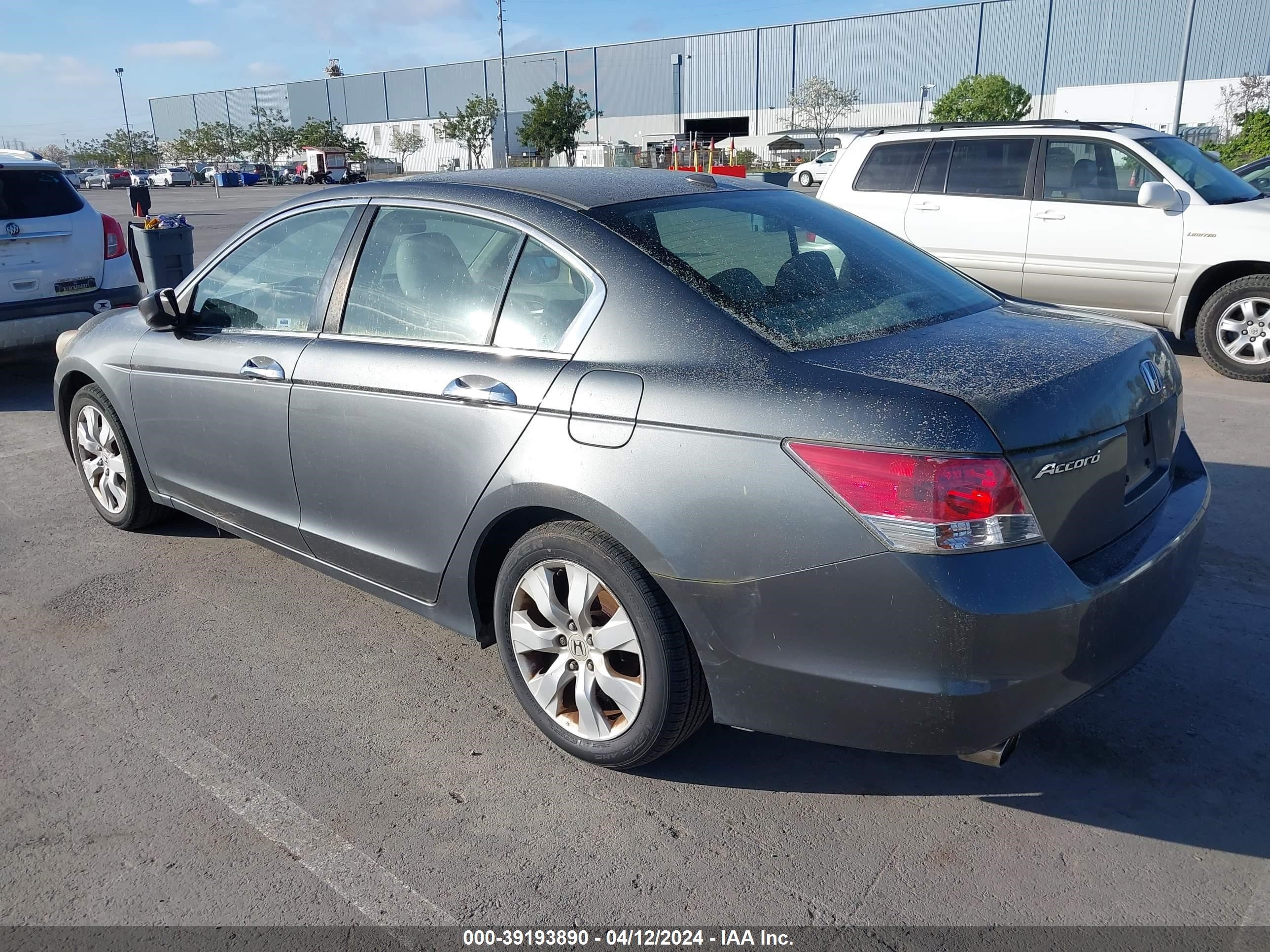 Photo 2 VIN: 1HGCP368X8A075108 - HONDA ACCORD 