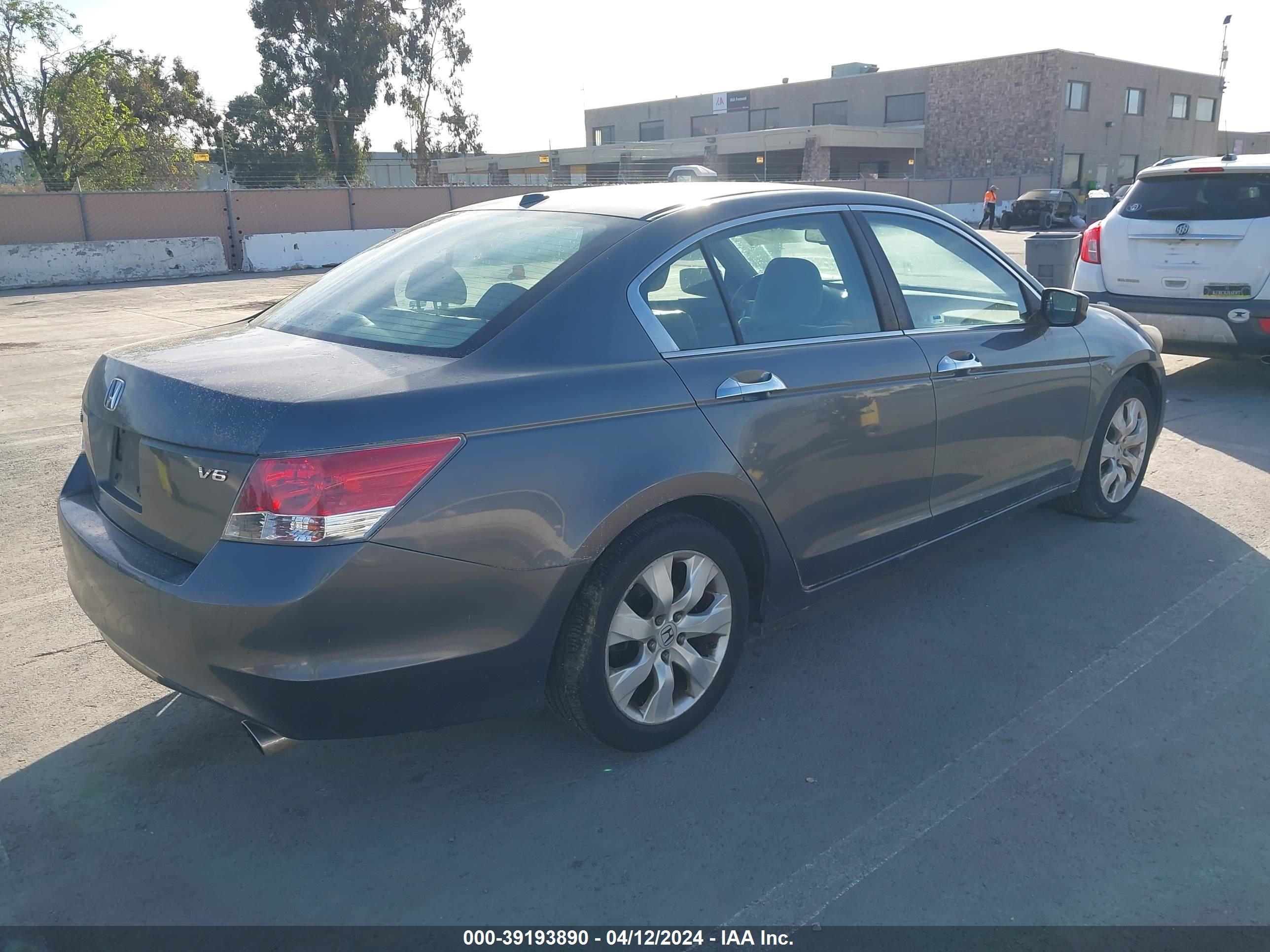 Photo 3 VIN: 1HGCP368X8A075108 - HONDA ACCORD 