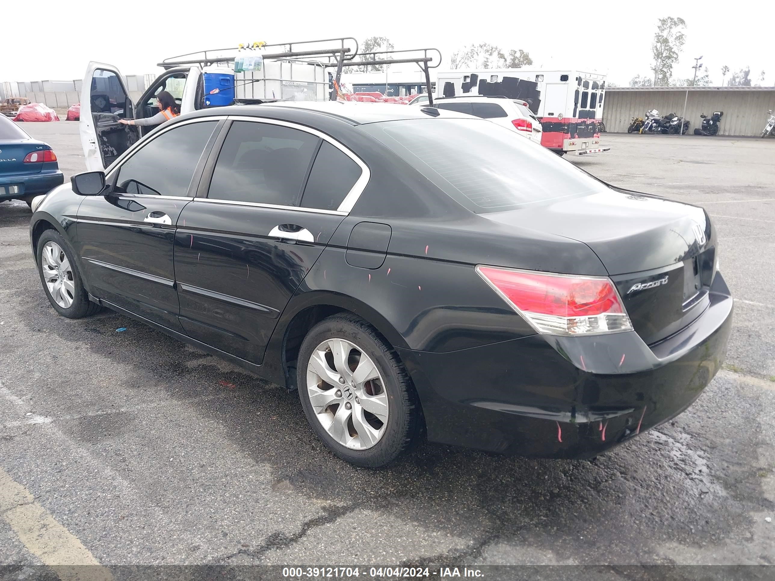 Photo 2 VIN: 1HGCP368X8A078591 - HONDA ACCORD 