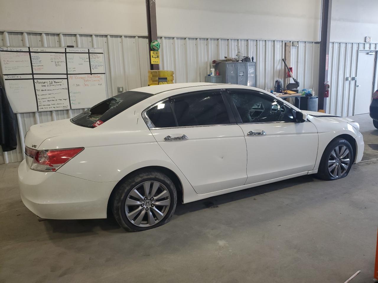 Photo 2 VIN: 1HGCP3F75CA004236 - HONDA ACCORD 