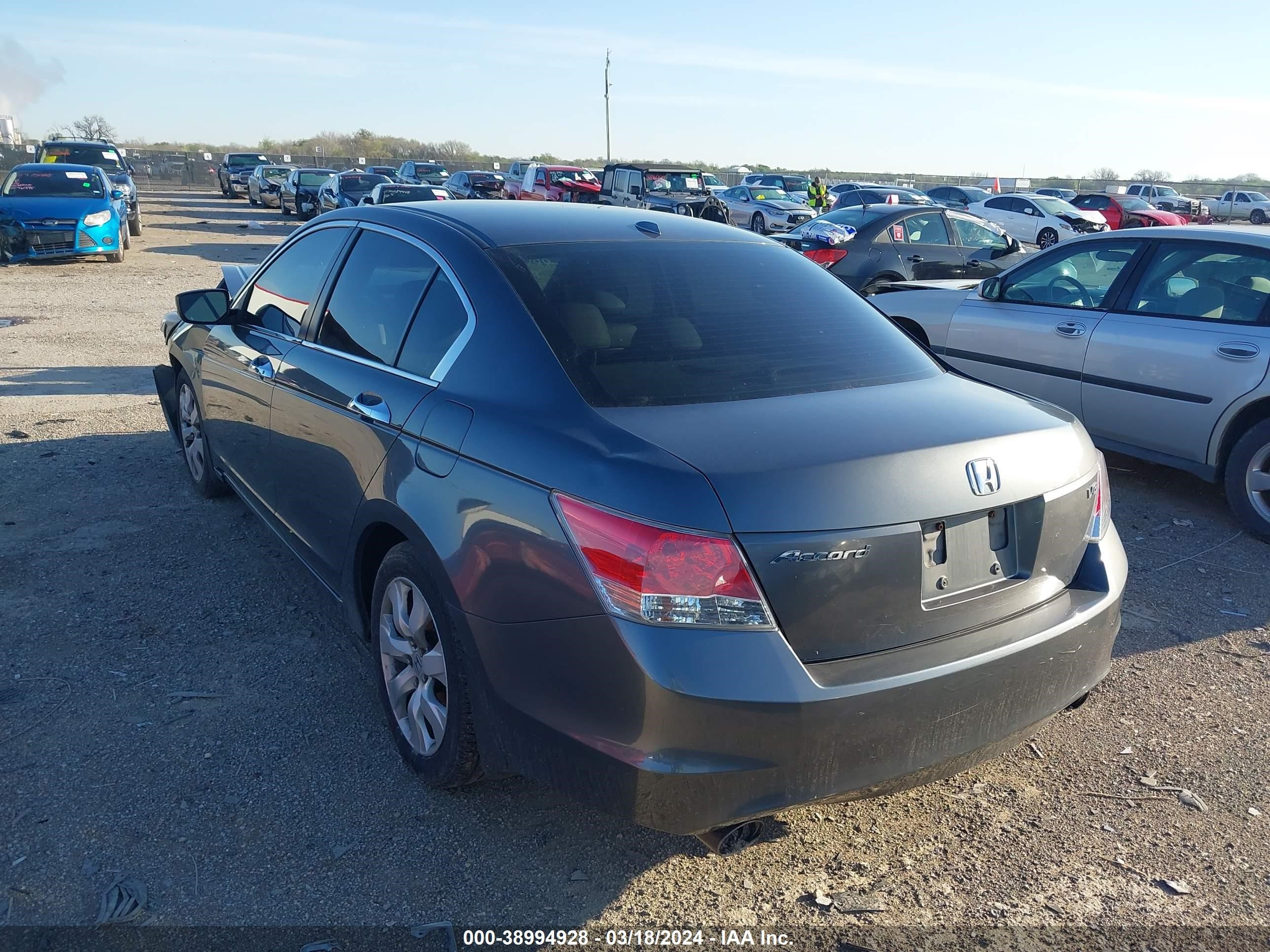 Photo 2 VIN: 1HGCP3F80AA020530 - HONDA ACCORD 