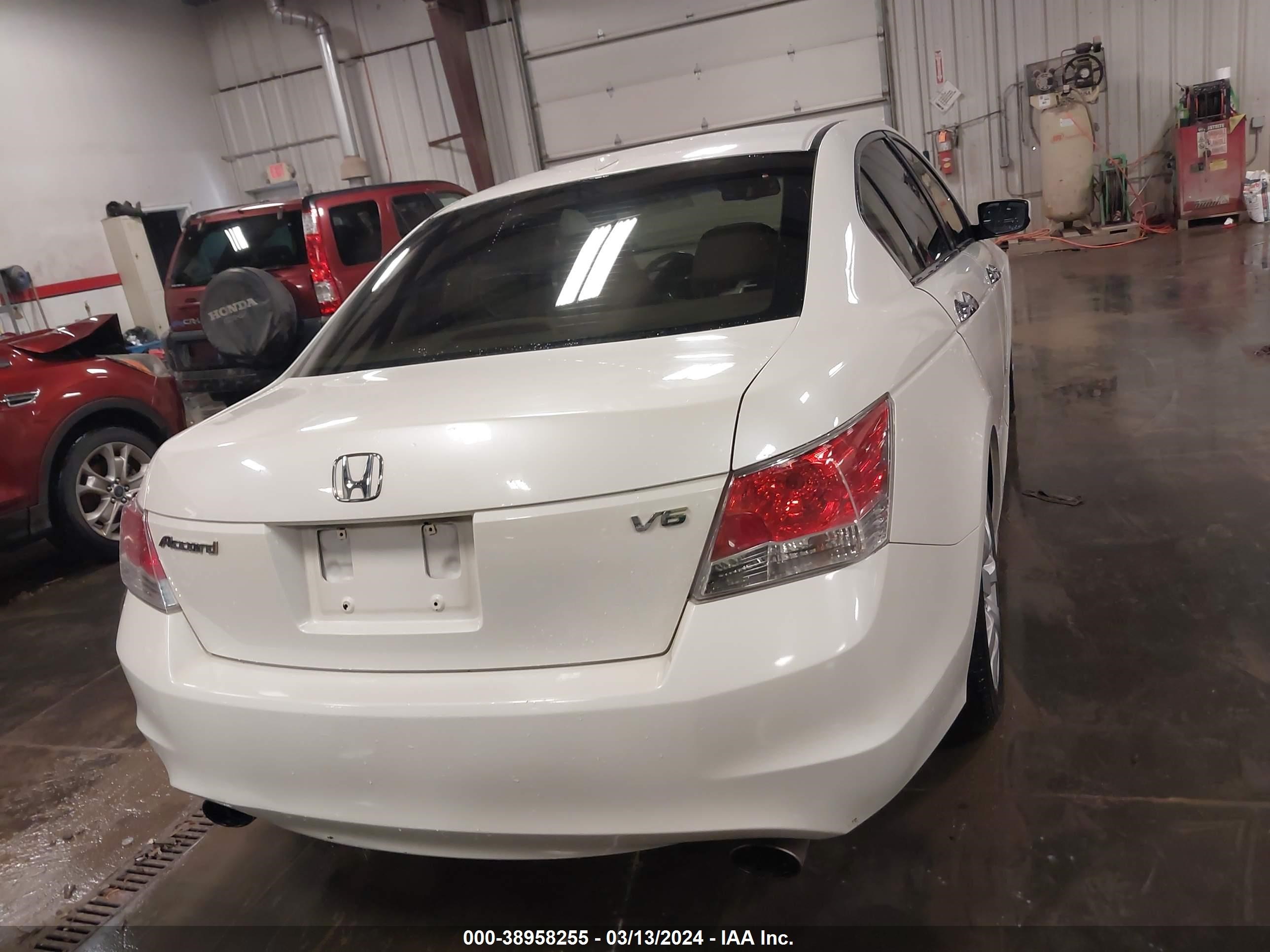 Photo 15 VIN: 1HGCP3F80AA026358 - HONDA ACCORD 