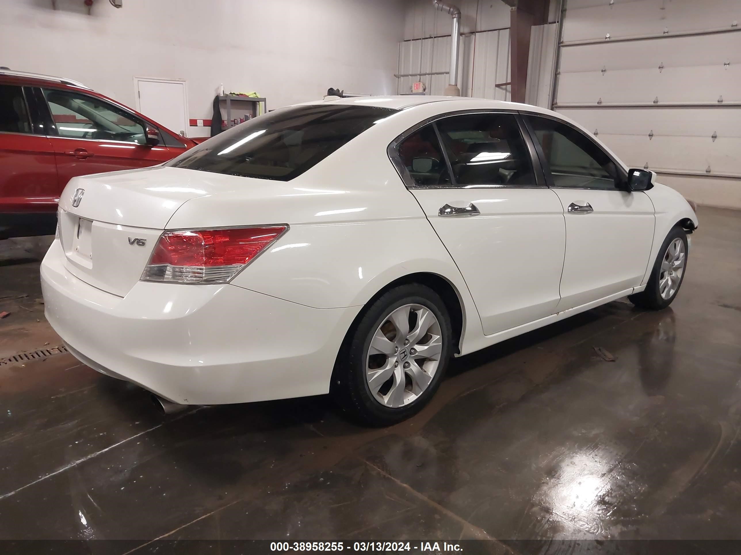 Photo 3 VIN: 1HGCP3F80AA026358 - HONDA ACCORD 