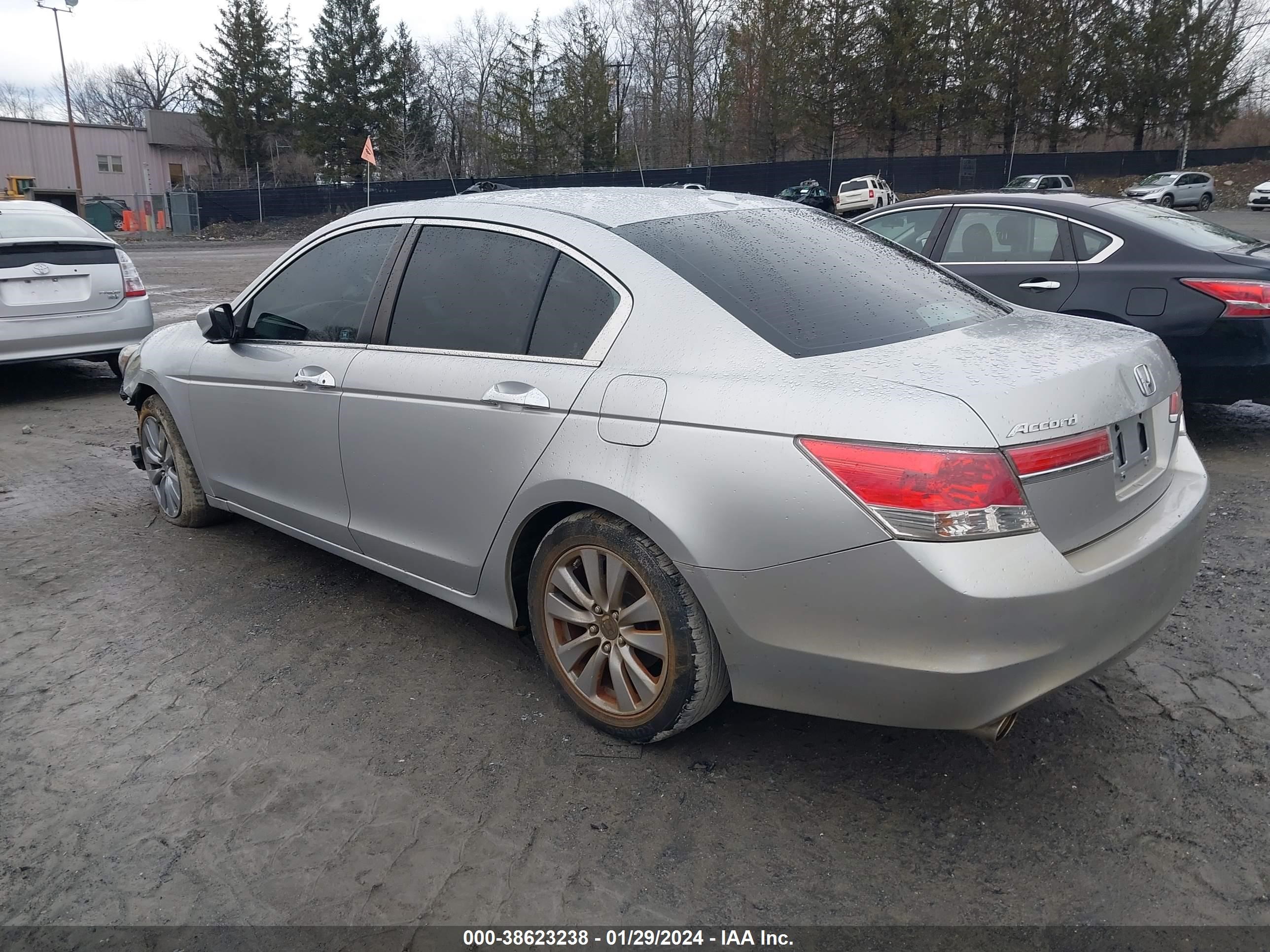 Photo 2 VIN: 1HGCP3F80CA002774 - HONDA ACCORD 