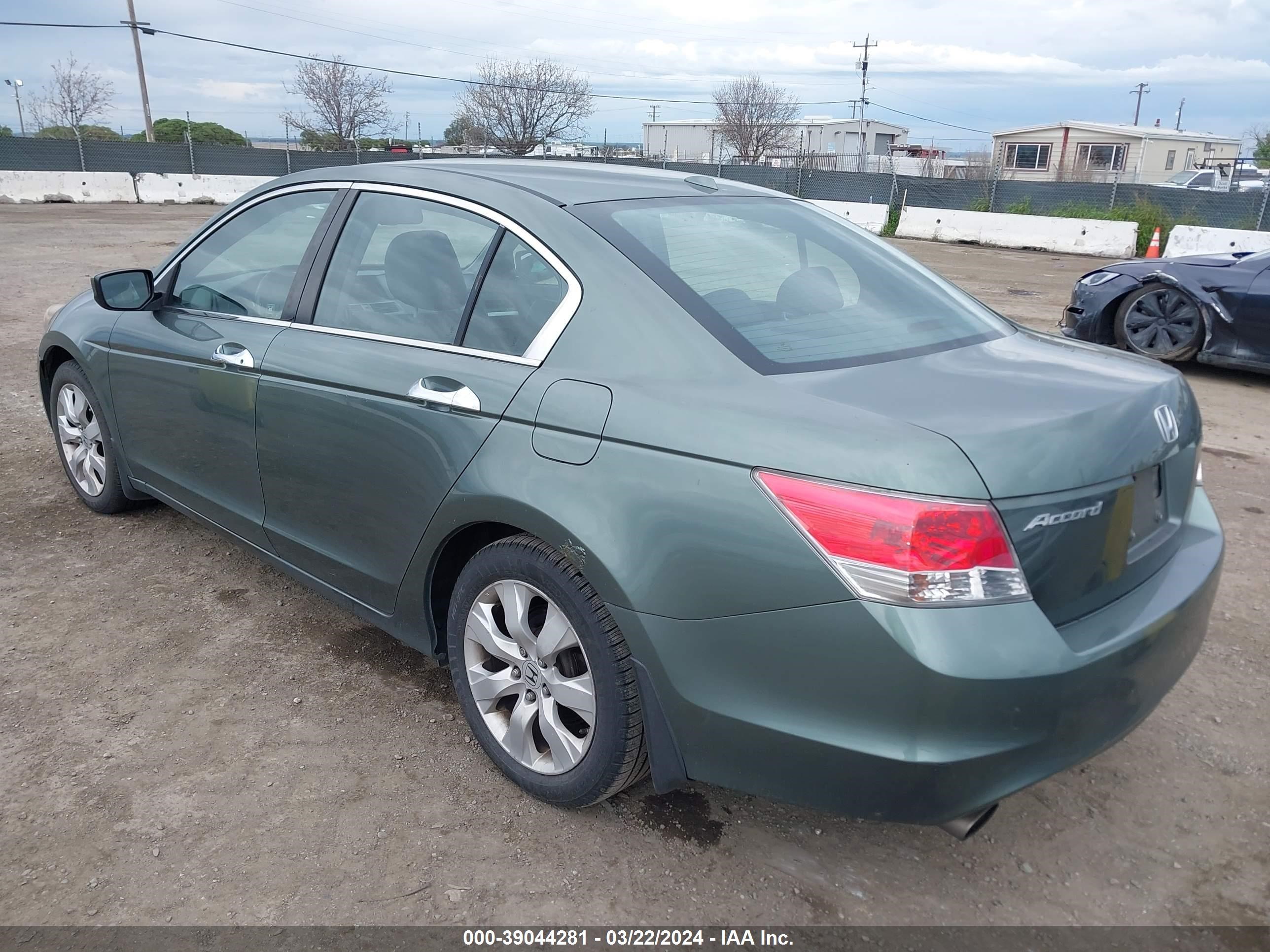 Photo 2 VIN: 1HGCP3F81AA027969 - HONDA ACCORD 