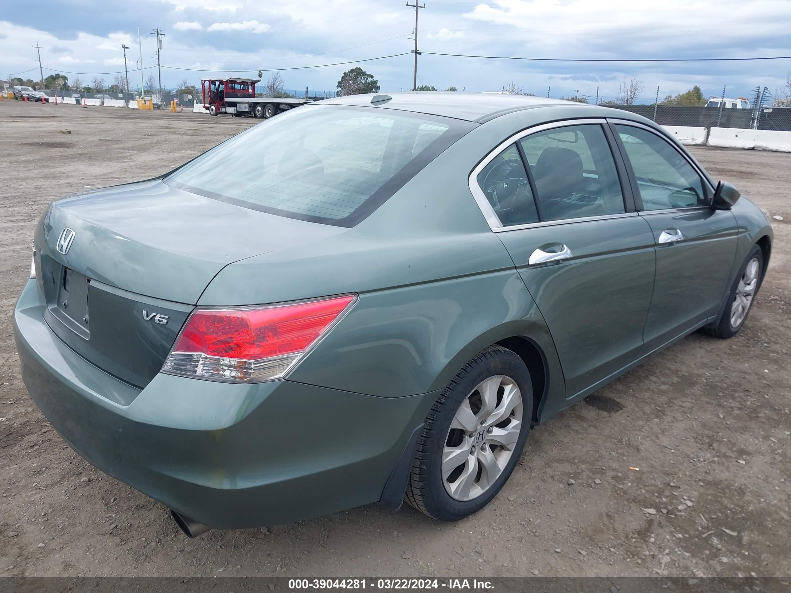 Photo 3 VIN: 1HGCP3F81AA027969 - HONDA ACCORD 