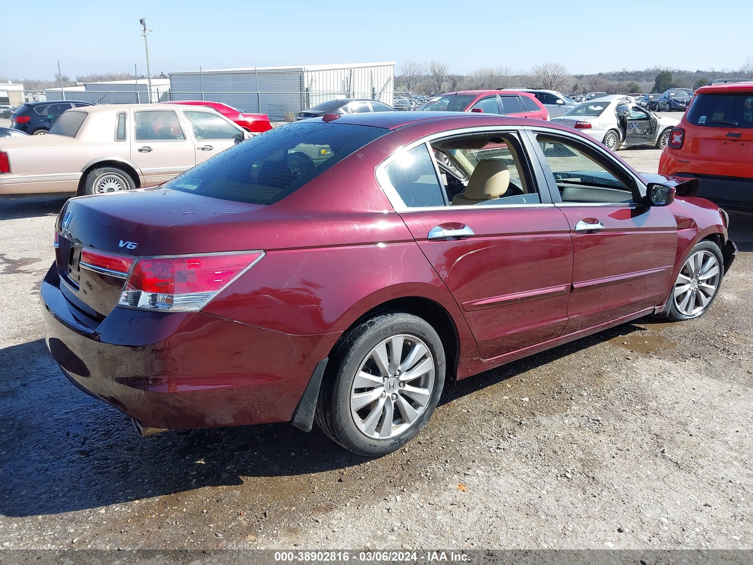 Photo 3 VIN: 1HGCP3F81BA019713 - HONDA ACCORD 