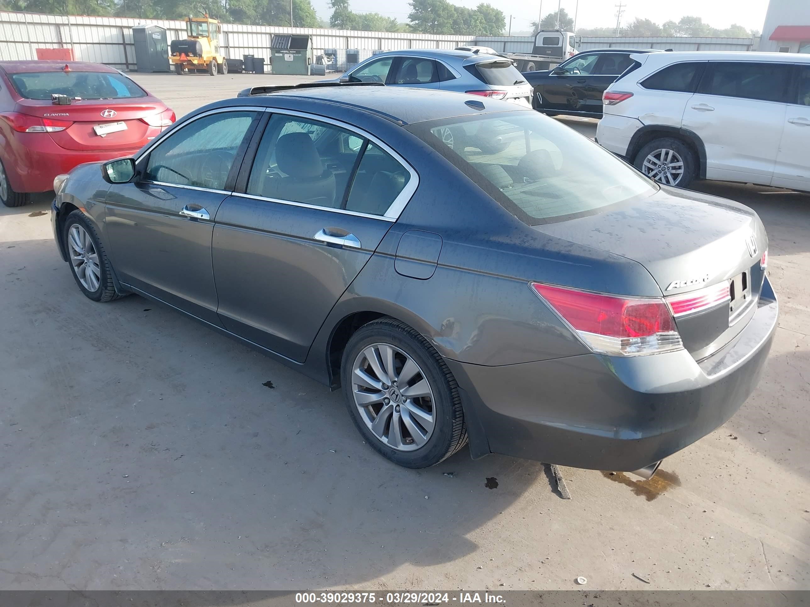 Photo 2 VIN: 1HGCP3F81BA027066 - HONDA ACCORD 