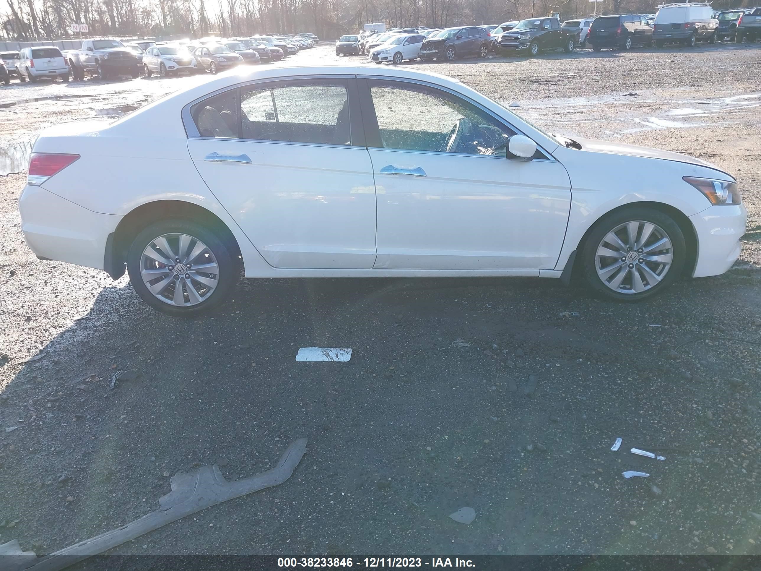 Photo 12 VIN: 1HGCP3F81CA008843 - HONDA ACCORD 