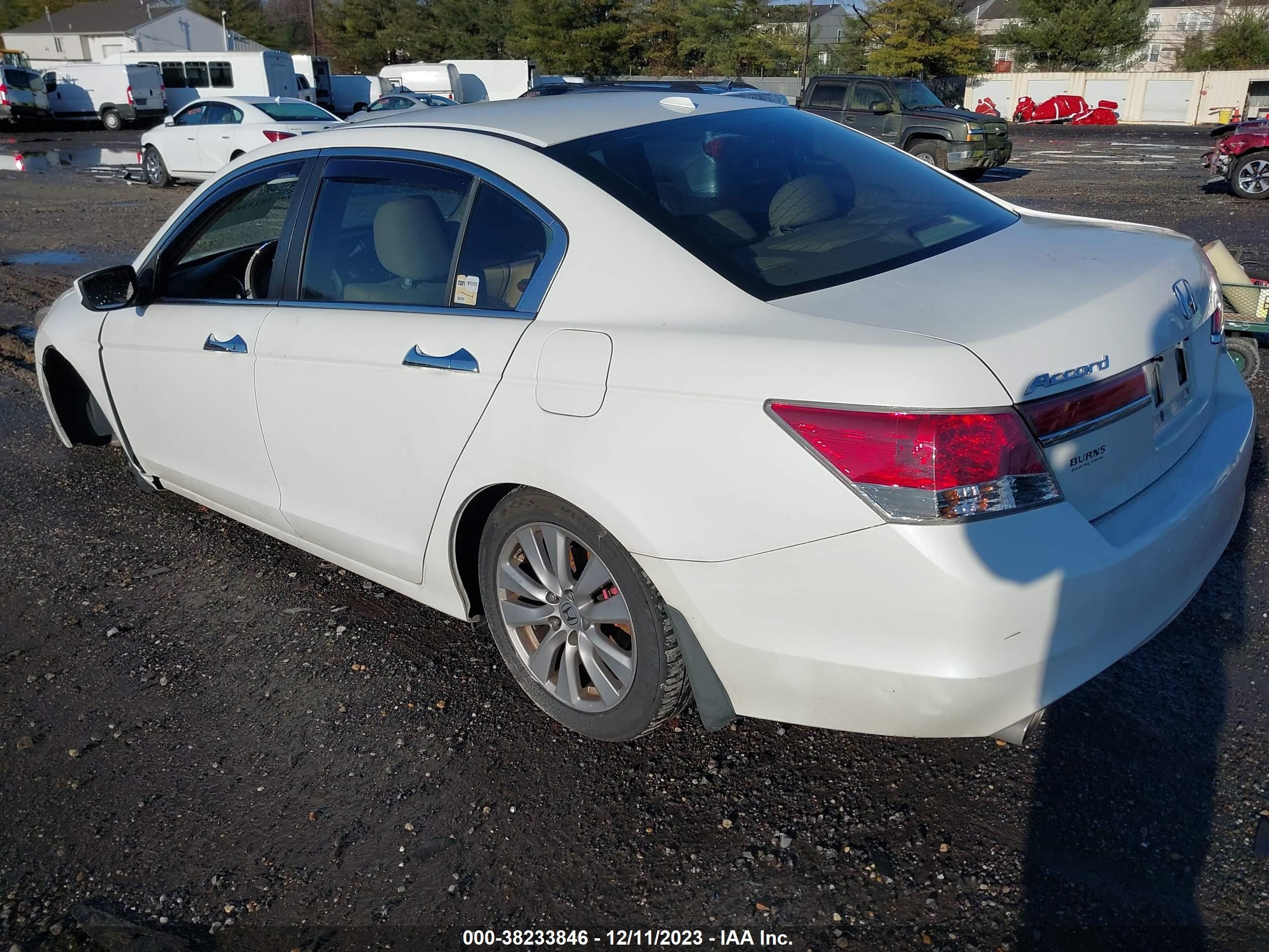 Photo 2 VIN: 1HGCP3F81CA008843 - HONDA ACCORD 