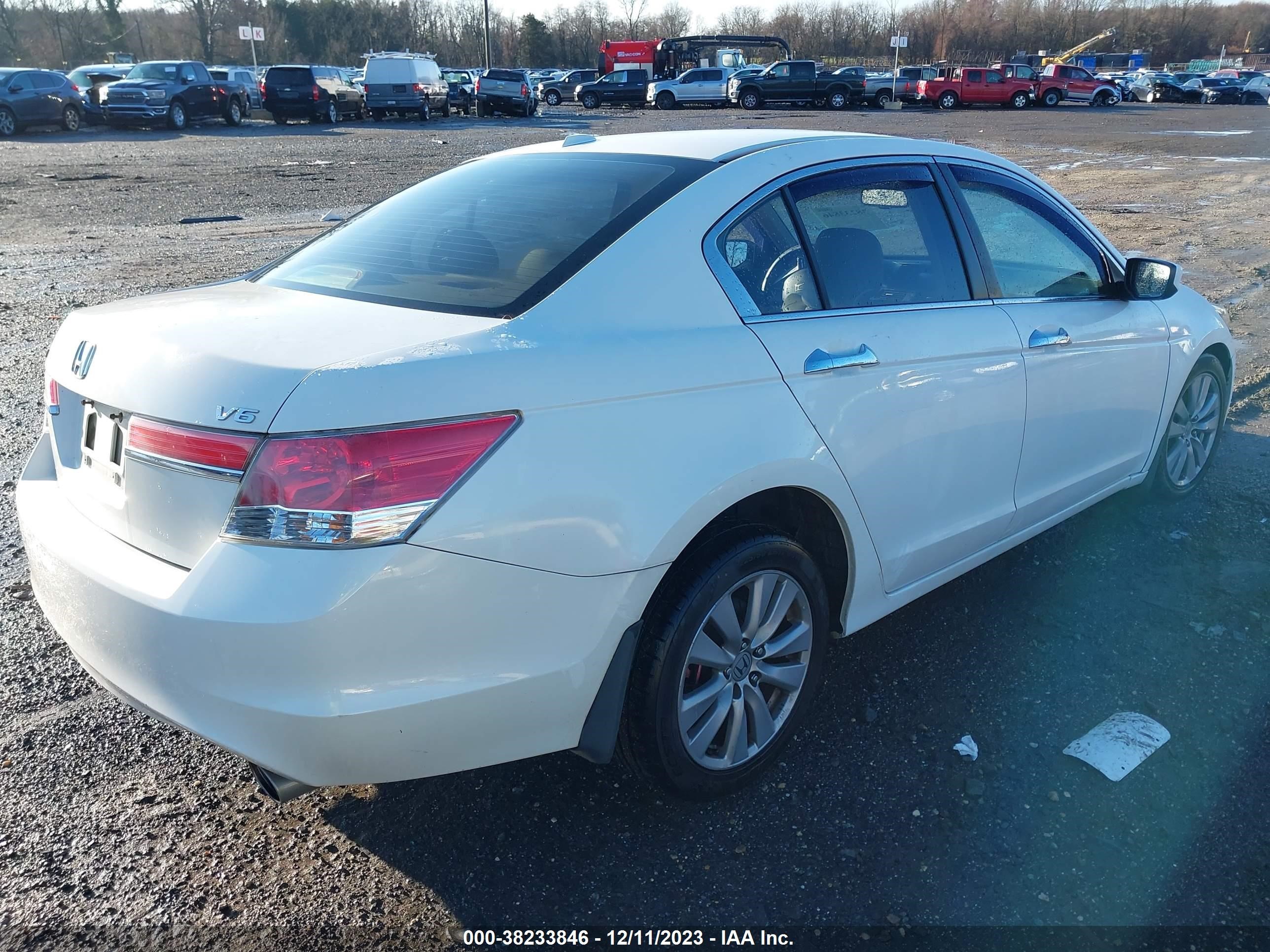 Photo 3 VIN: 1HGCP3F81CA008843 - HONDA ACCORD 