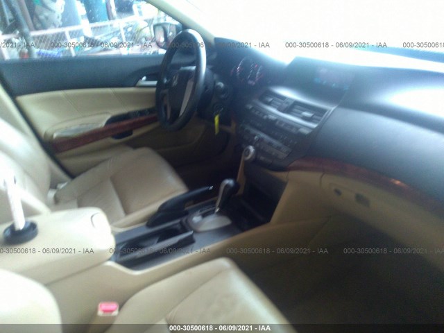 Photo 4 VIN: 1HGCP3F81CA010950 - HONDA ACCORD SDN 