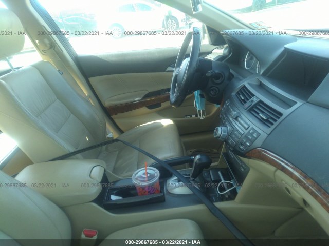 Photo 4 VIN: 1HGCP3F82BA001950 - HONDA ACCORD SDN 