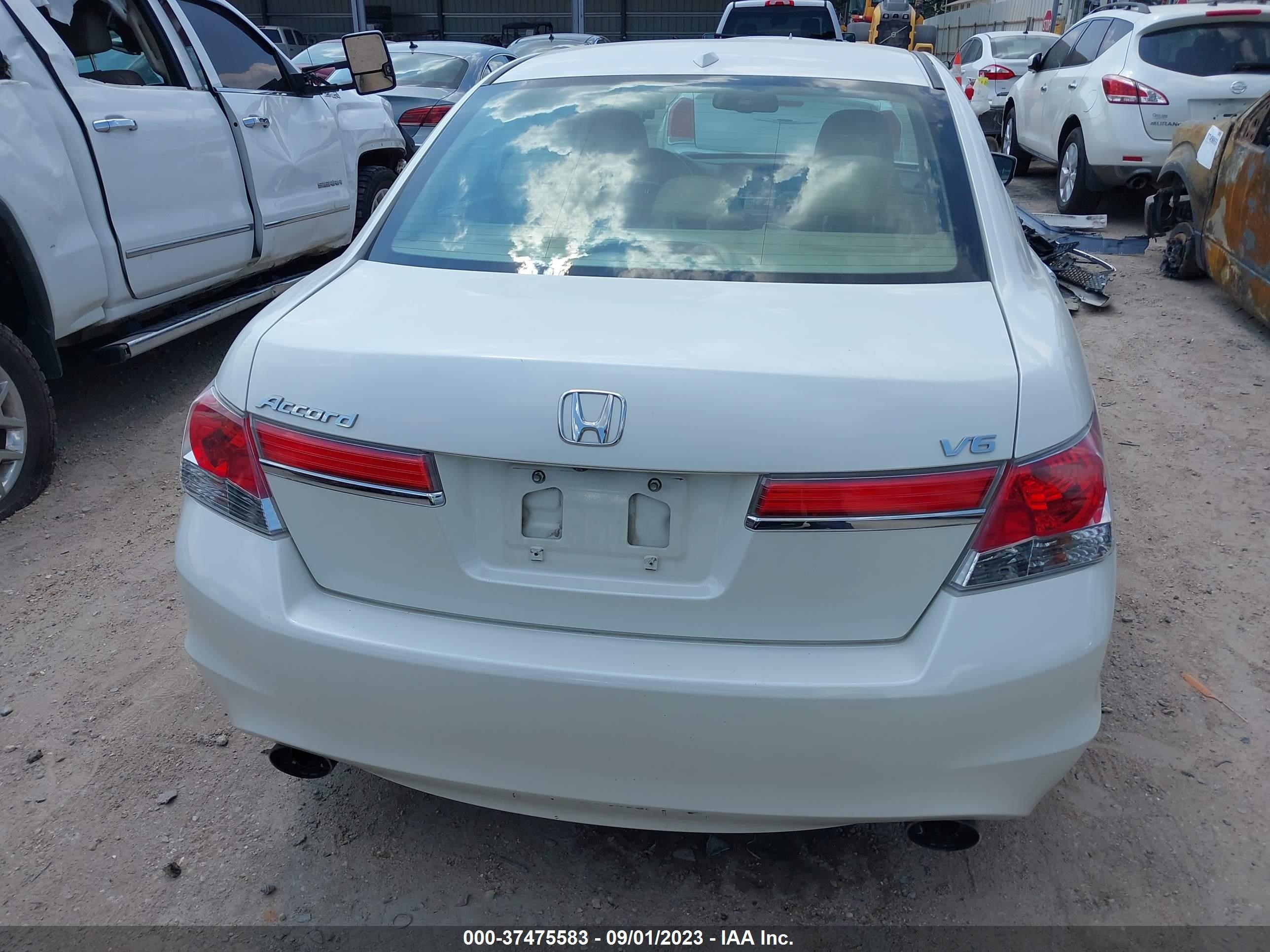 Photo 16 VIN: 1HGCP3F82BA006128 - HONDA ACCORD 