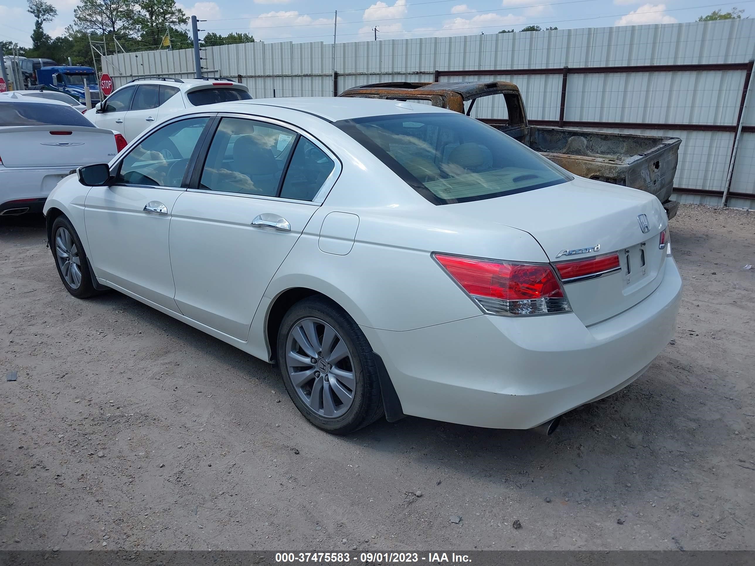 Photo 2 VIN: 1HGCP3F82BA006128 - HONDA ACCORD 