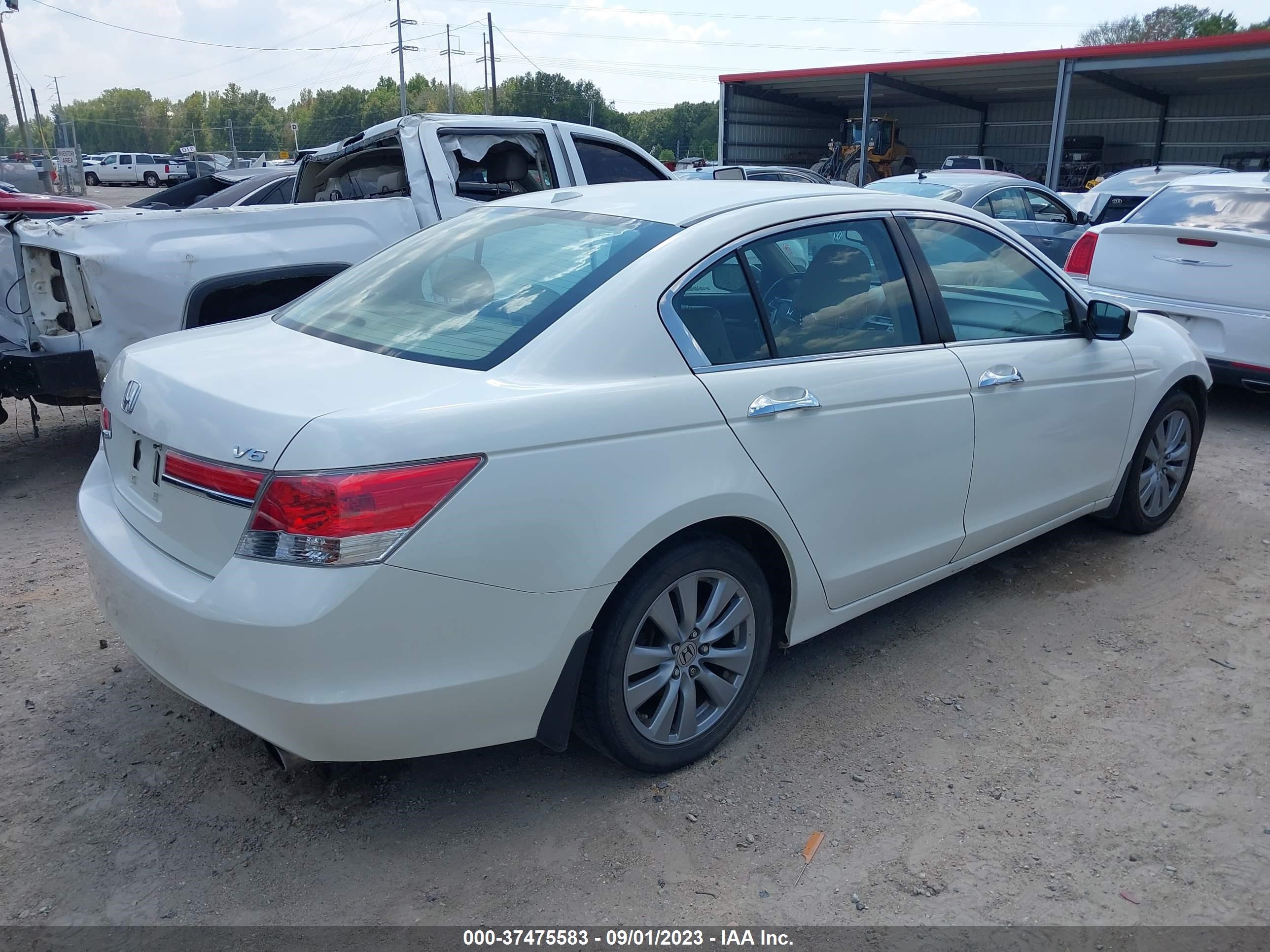 Photo 3 VIN: 1HGCP3F82BA006128 - HONDA ACCORD 