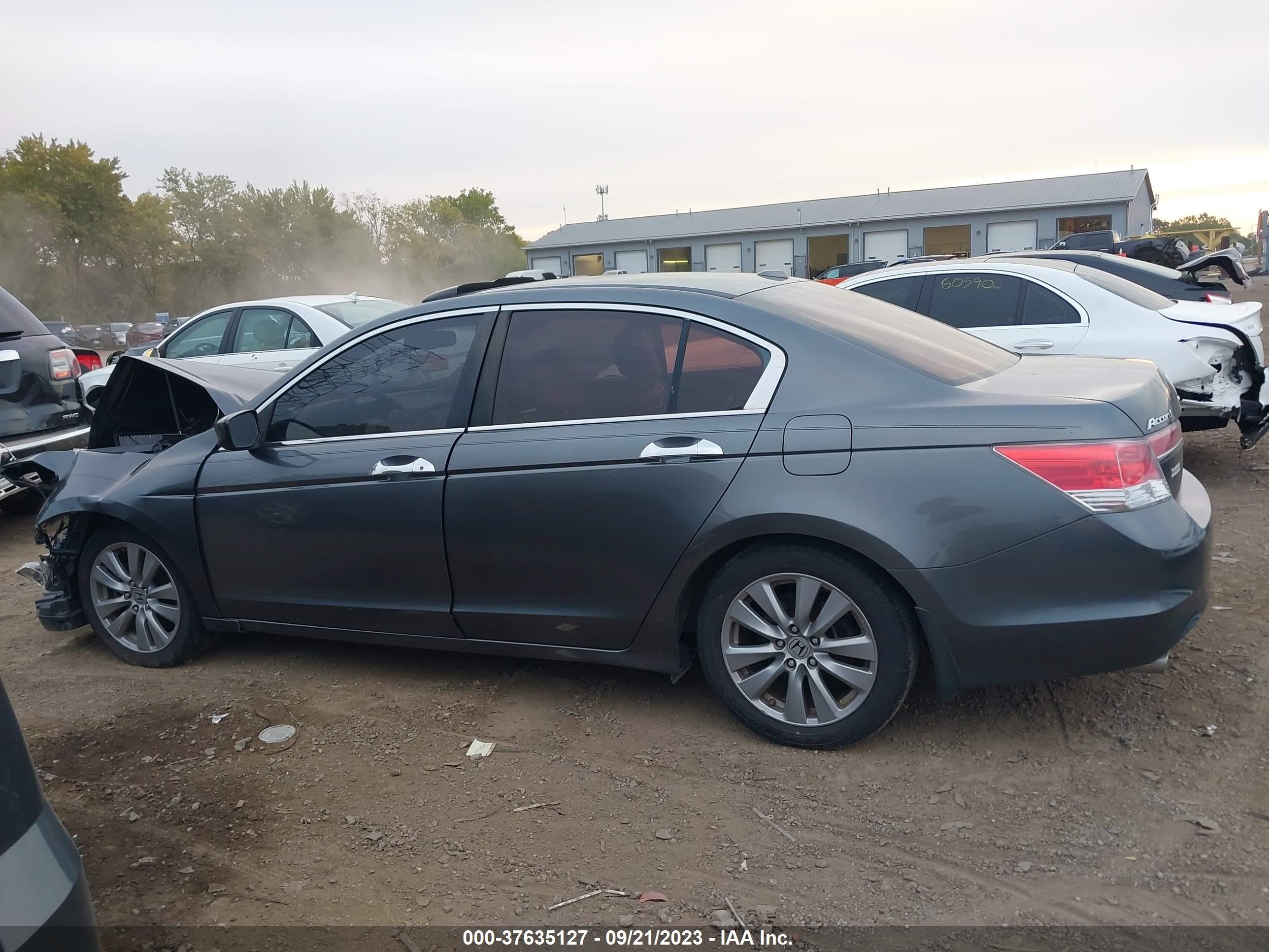 Photo 13 VIN: 1HGCP3F82BA022863 - HONDA ACCORD 