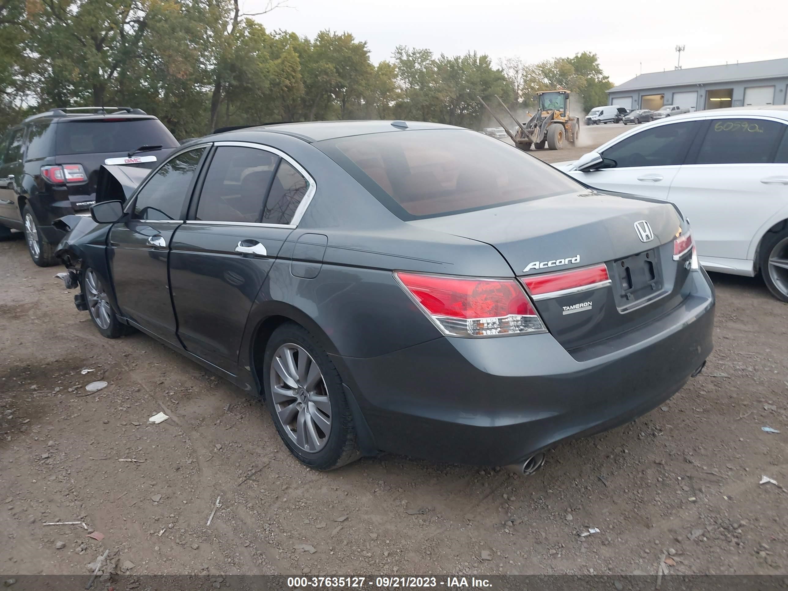 Photo 2 VIN: 1HGCP3F82BA022863 - HONDA ACCORD 