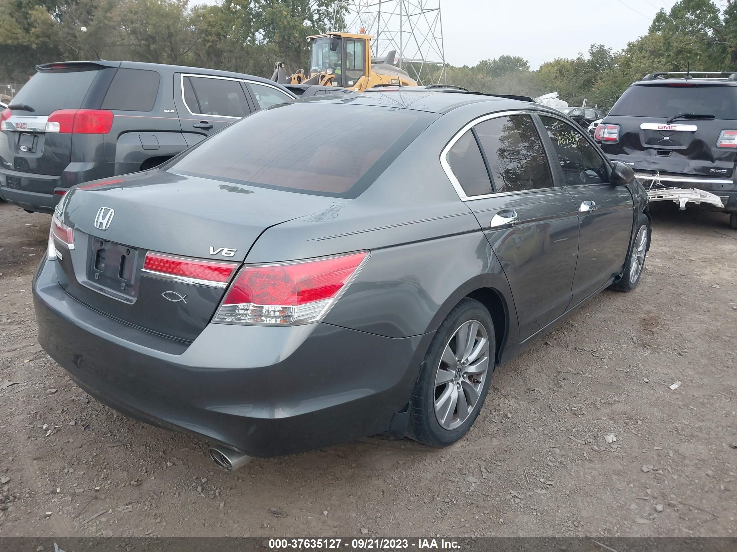 Photo 3 VIN: 1HGCP3F82BA022863 - HONDA ACCORD 