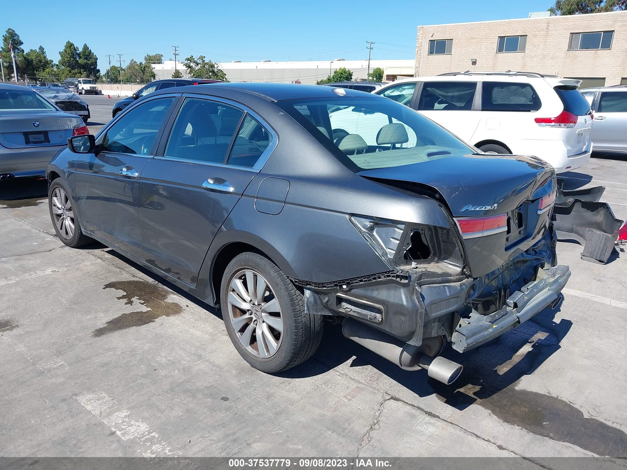 Photo 2 VIN: 1HGCP3F82CA022881 - HONDA ACCORD 