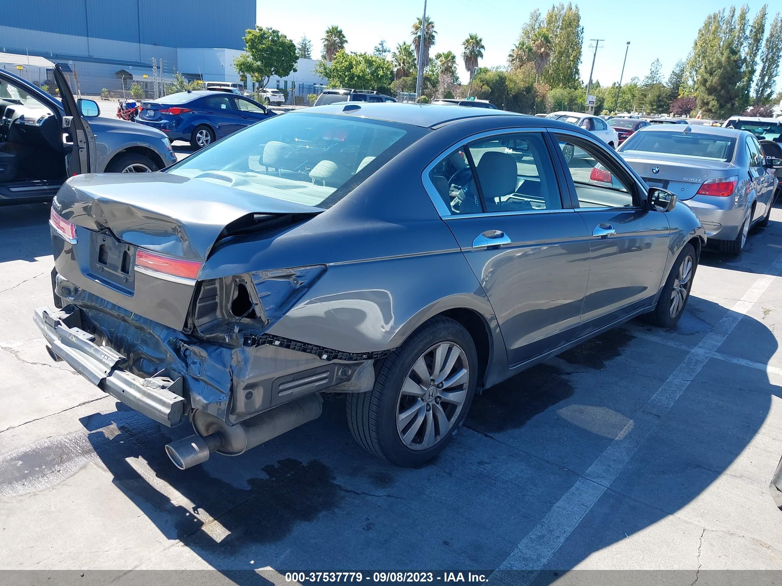 Photo 3 VIN: 1HGCP3F82CA022881 - HONDA ACCORD 